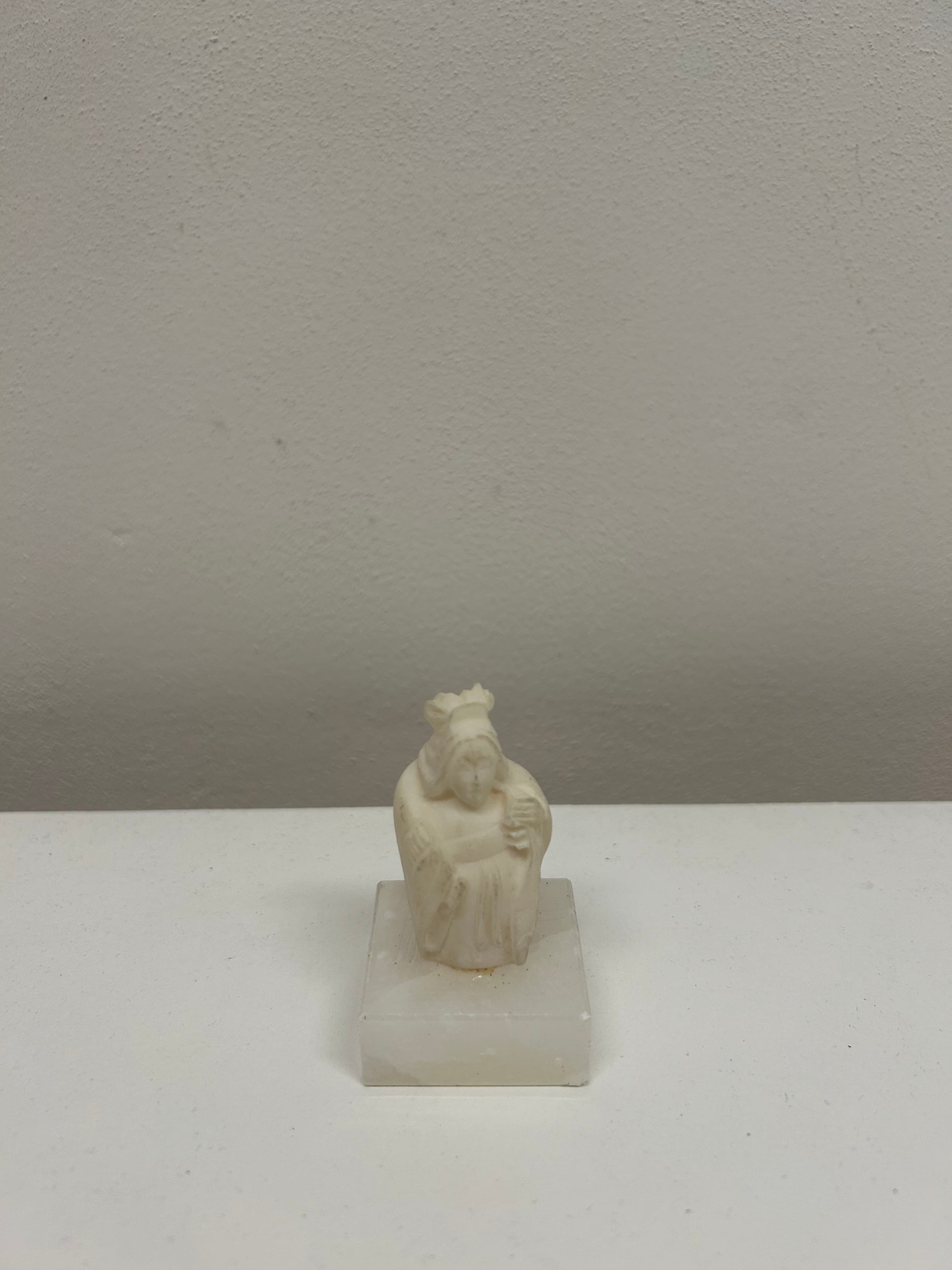 Miniaturní figurka mudrce — alabastr
