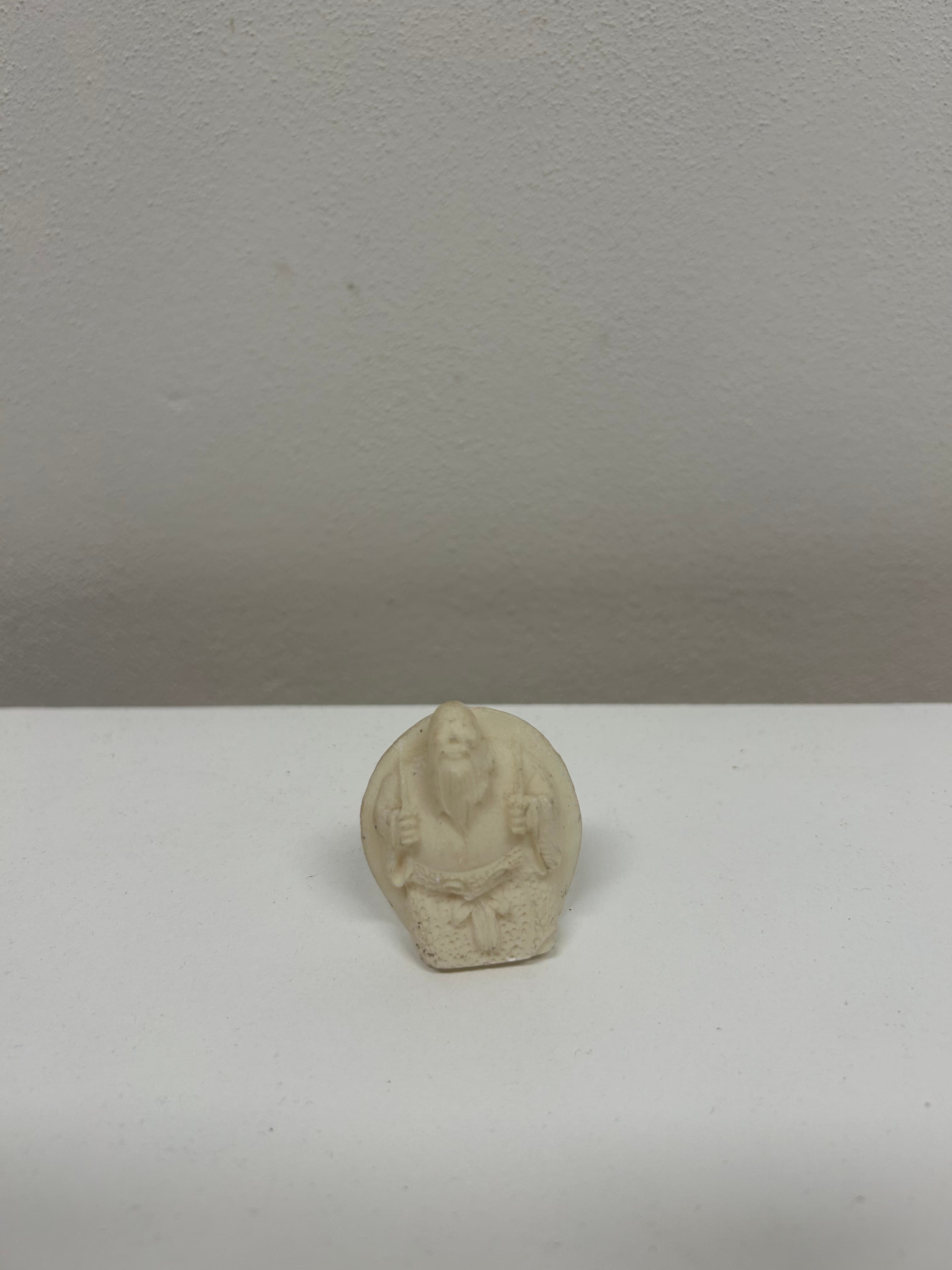 Miniaturní figurka mudrce — alabastr 2