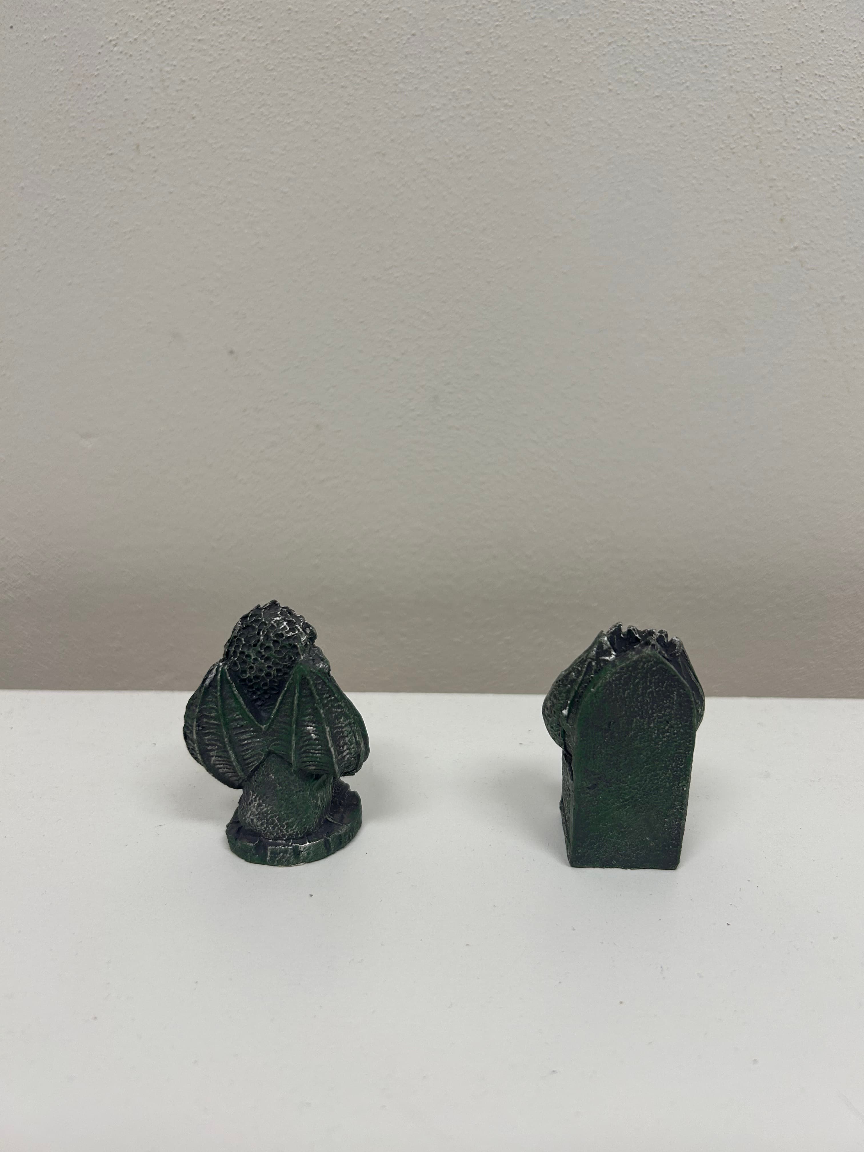 Dvojice gargoylů — tmavě zelená patina 2