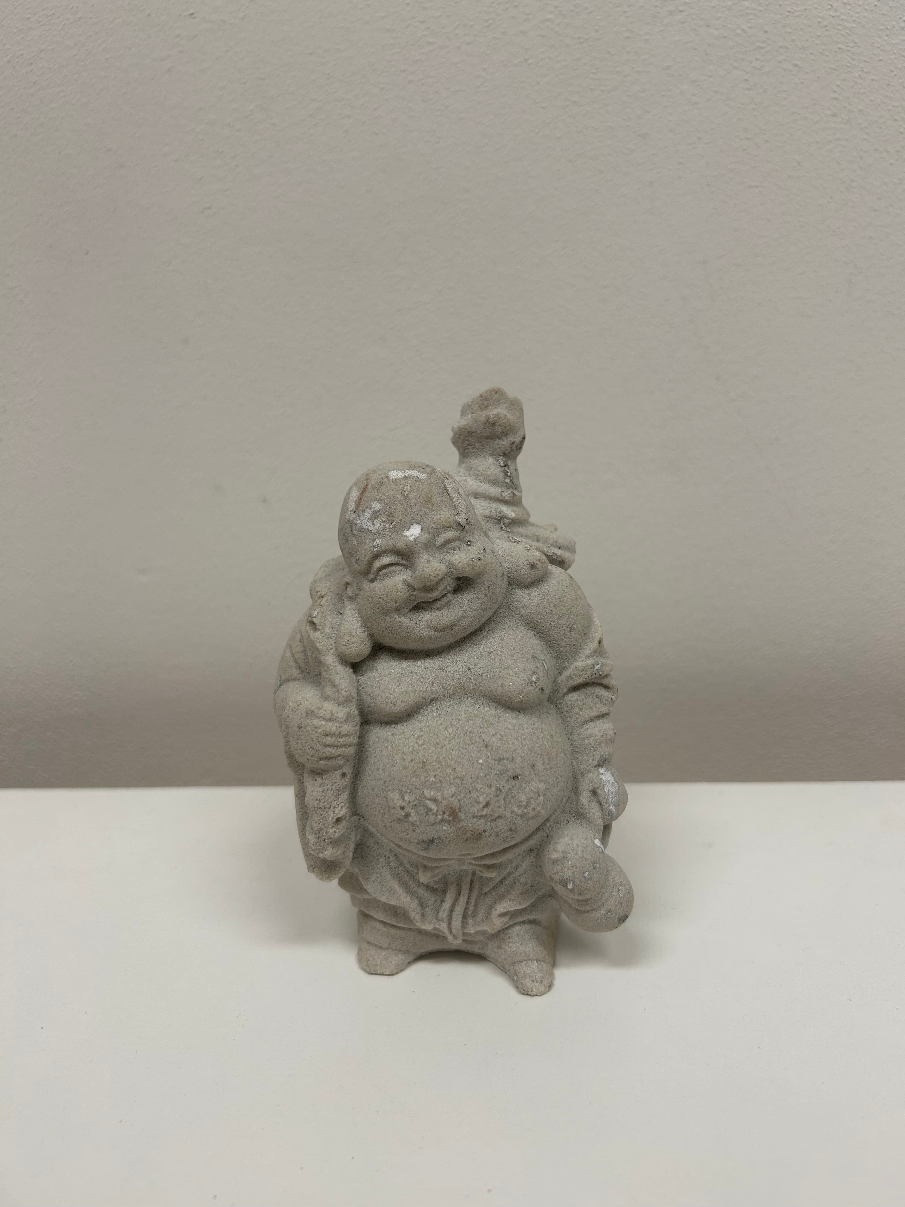 Smějící se Buddha — pískovcová textura