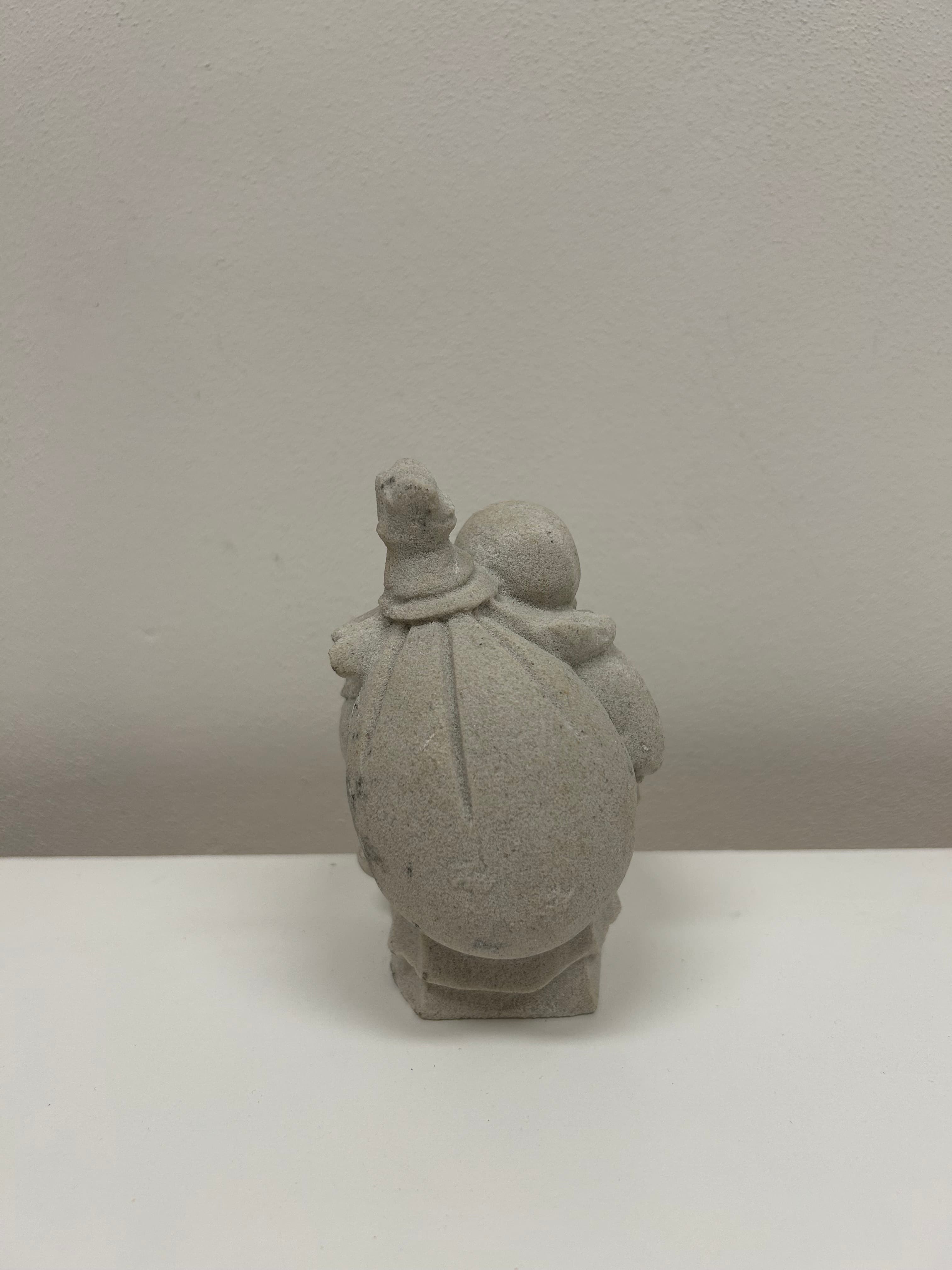 Smějící se Buddha — pískovcová textura 2