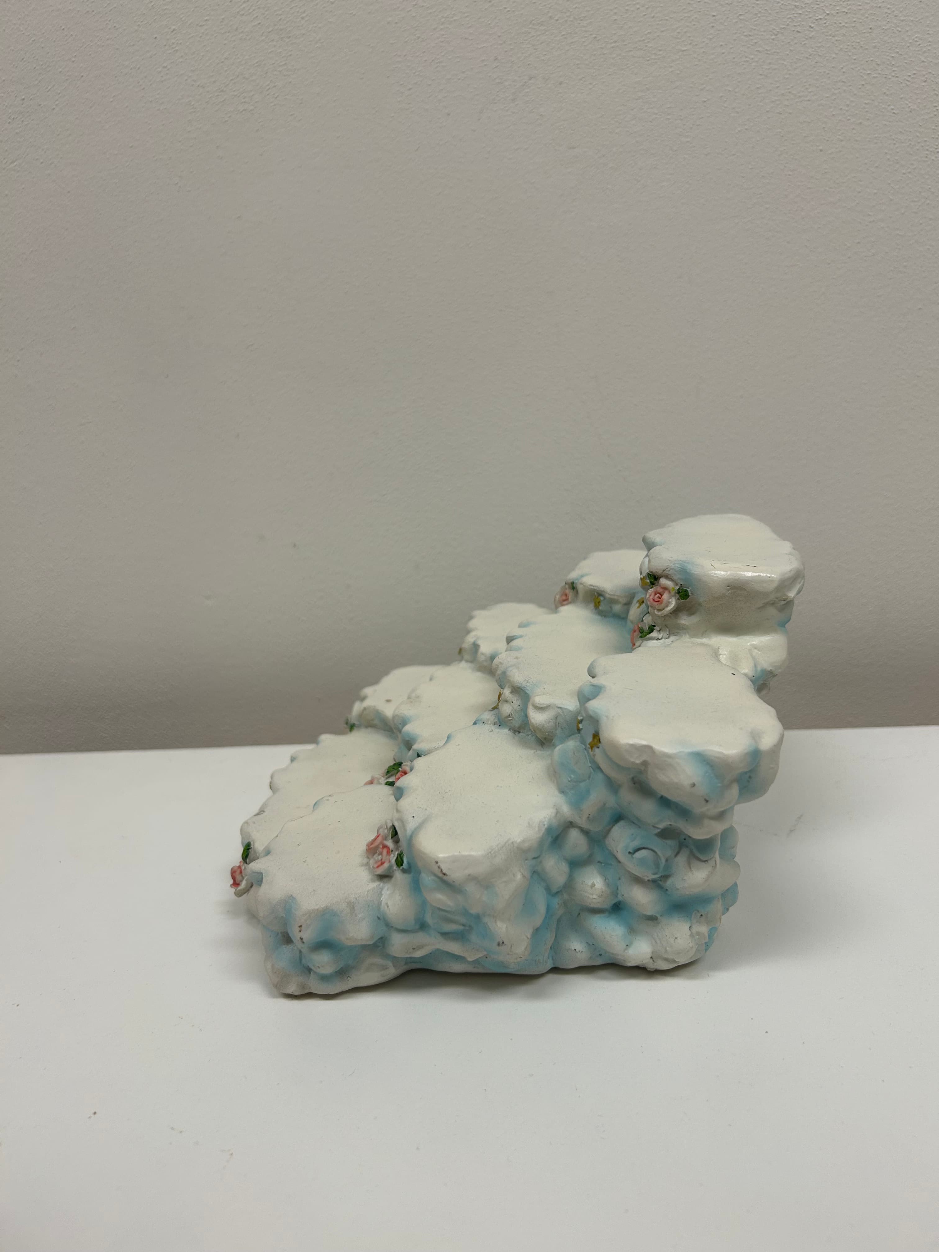 Stupňovitý stojan na figurky — bílý s růžičkami 2