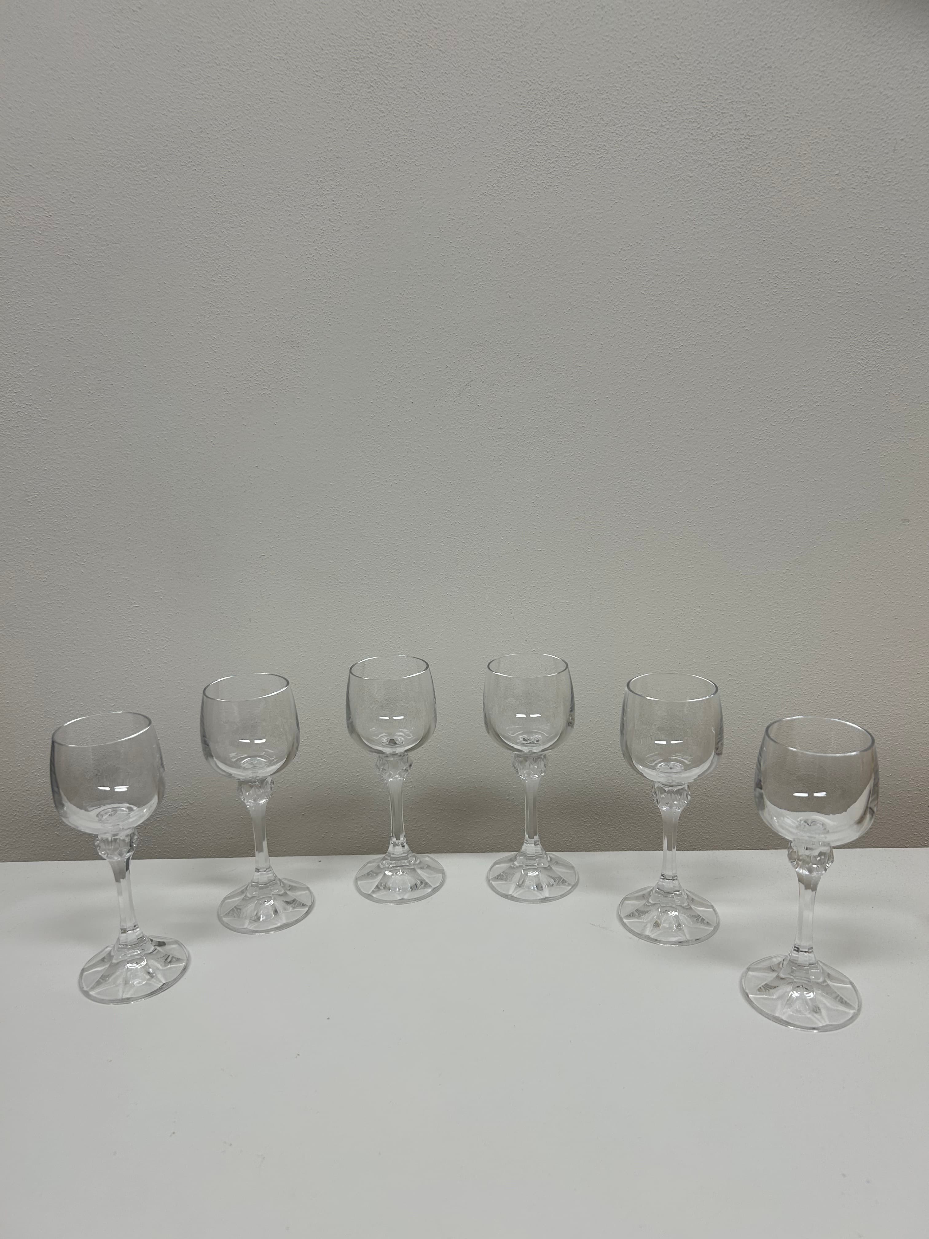 Křišťálová sklenička na víno s broušeným nodus