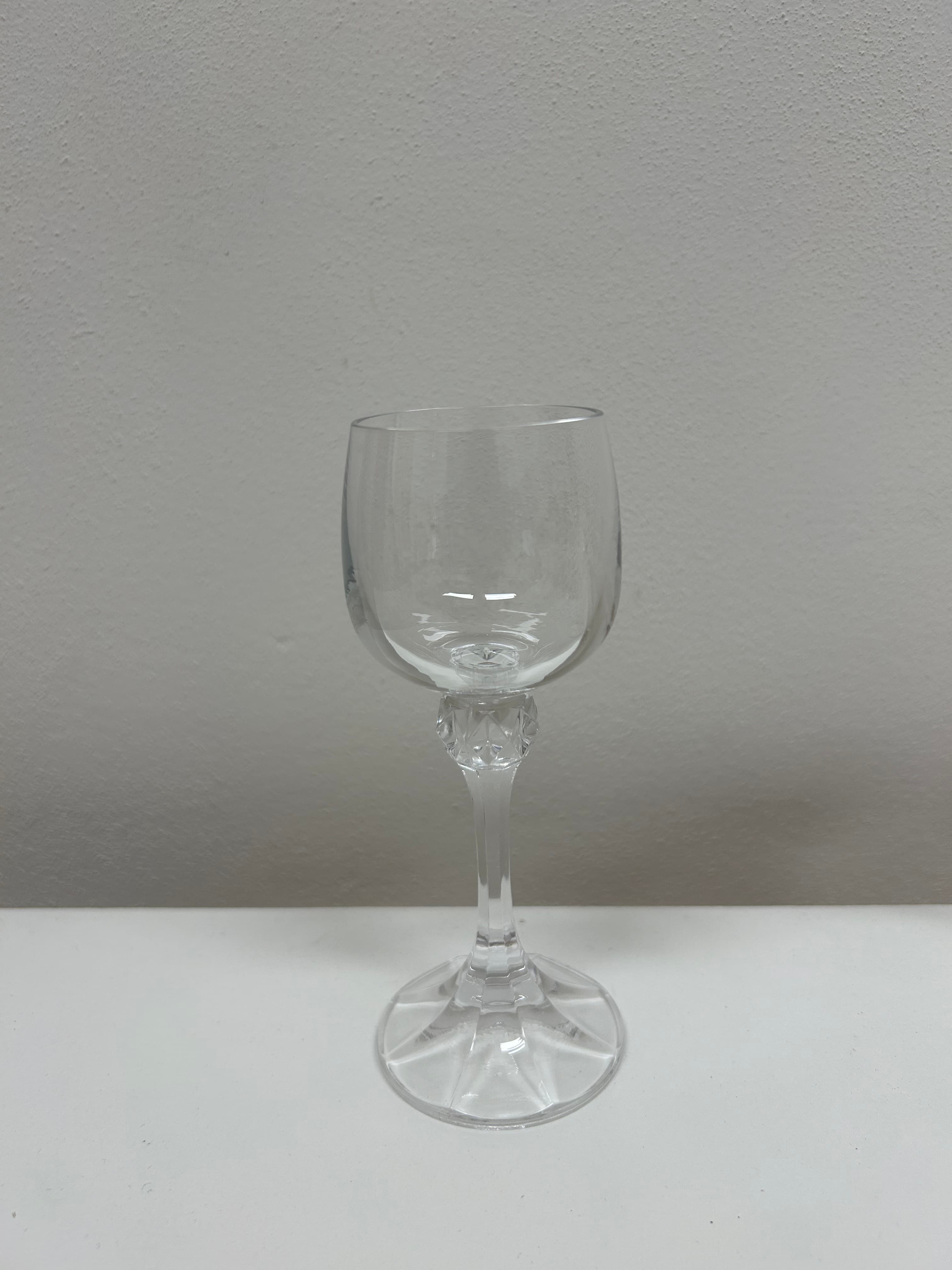 Křišťálová sklenička na víno s broušeným nodus 2