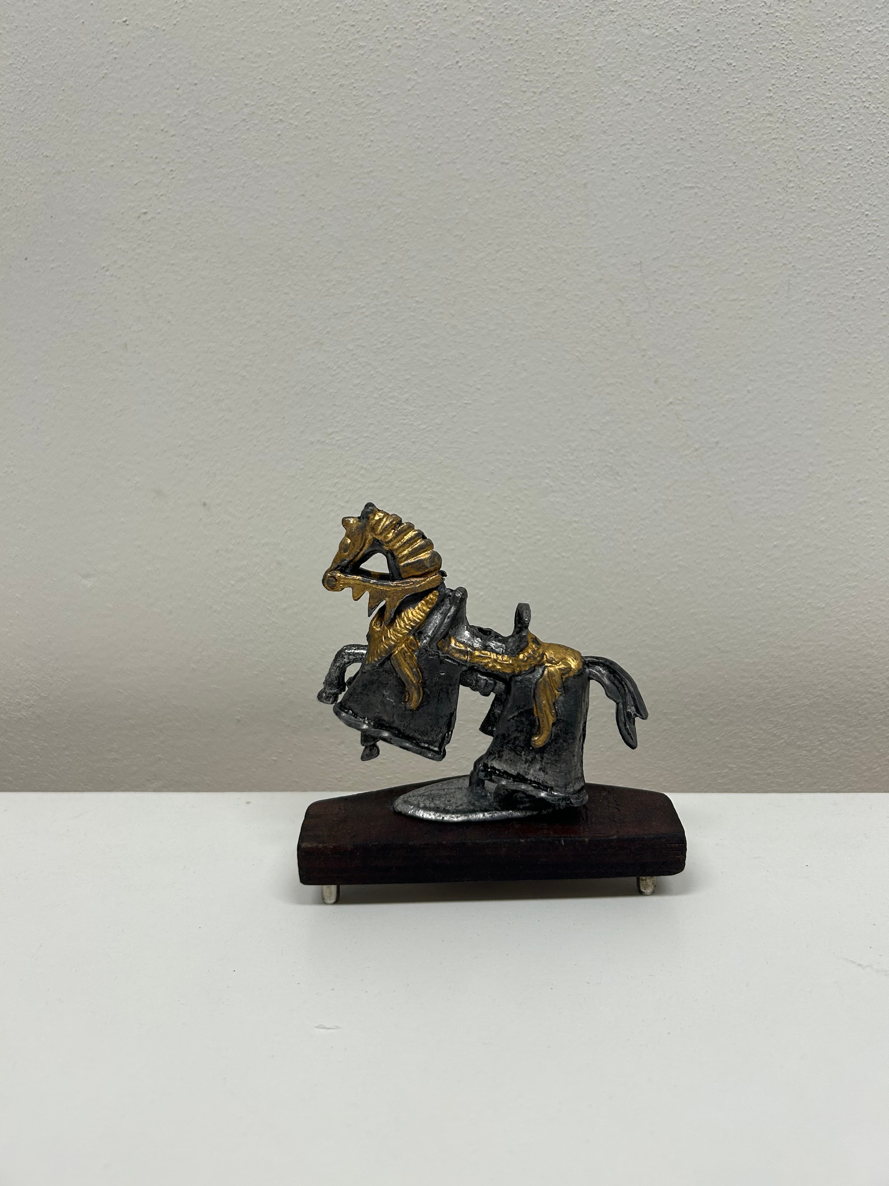 Středověký válečný kůň — kov, zlato-stříbrná patina 2