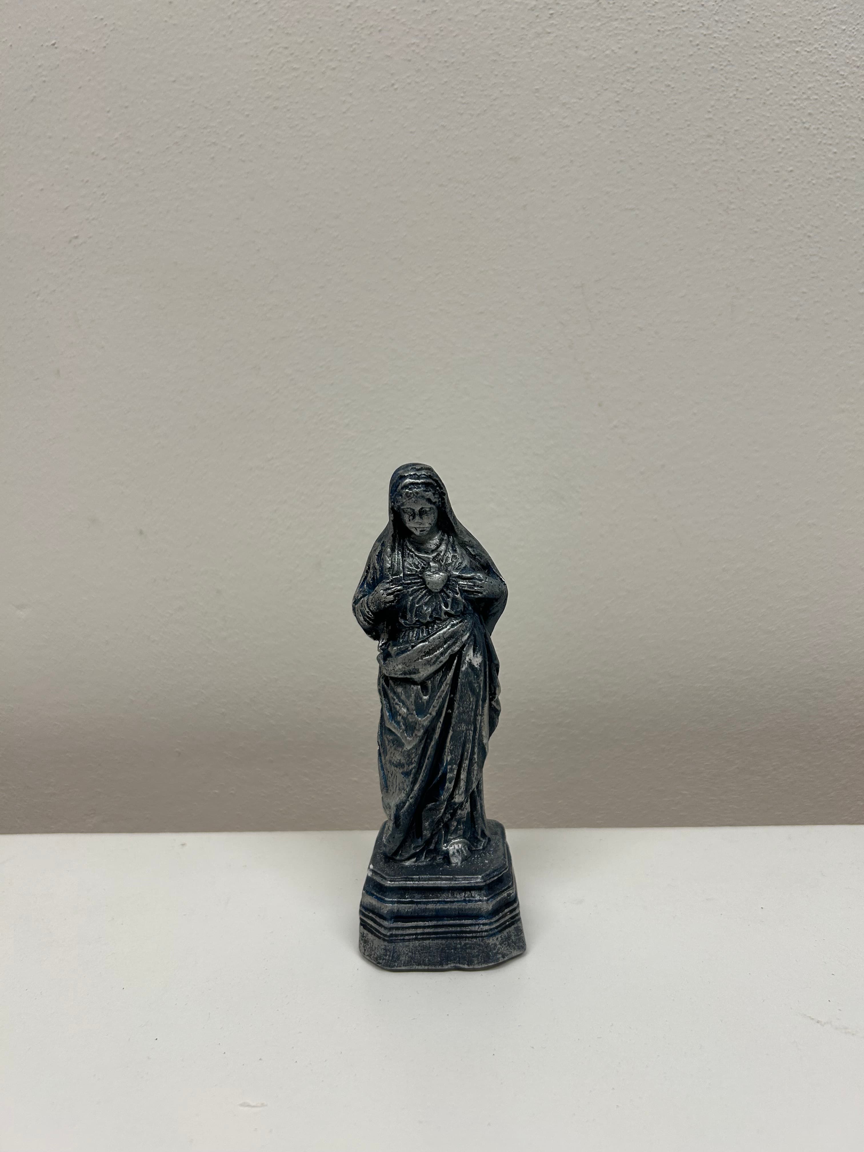 Panna Maria — tmavá kovová patina