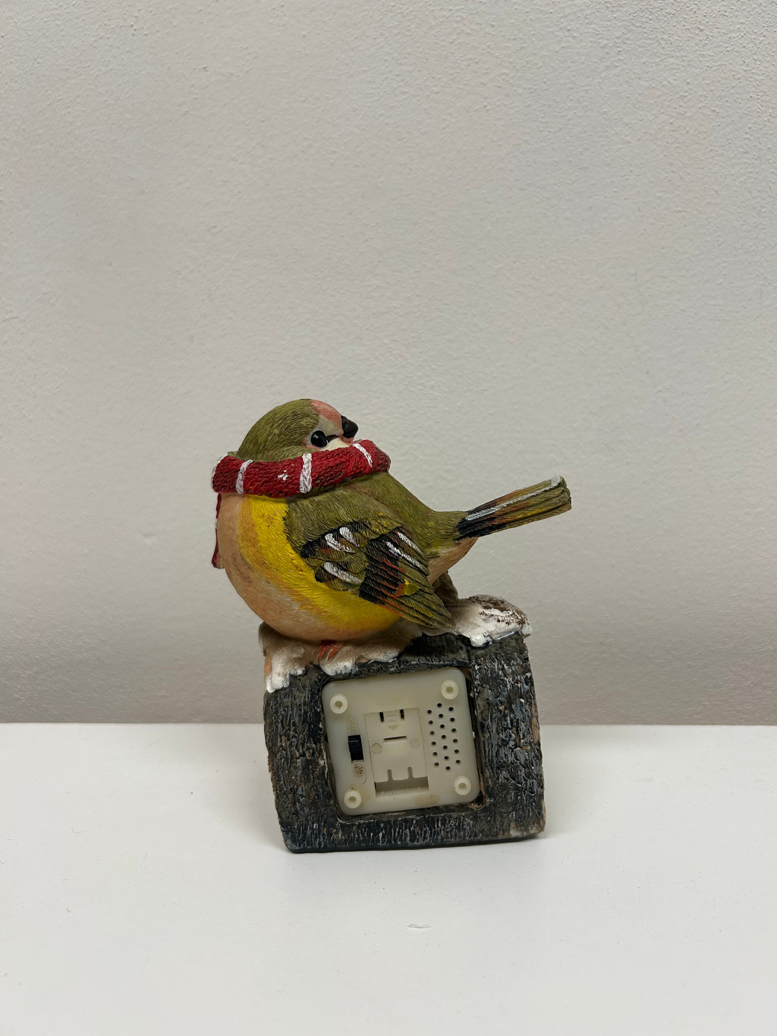 Zpívající ptáček na špalku — zimní dekorace 2