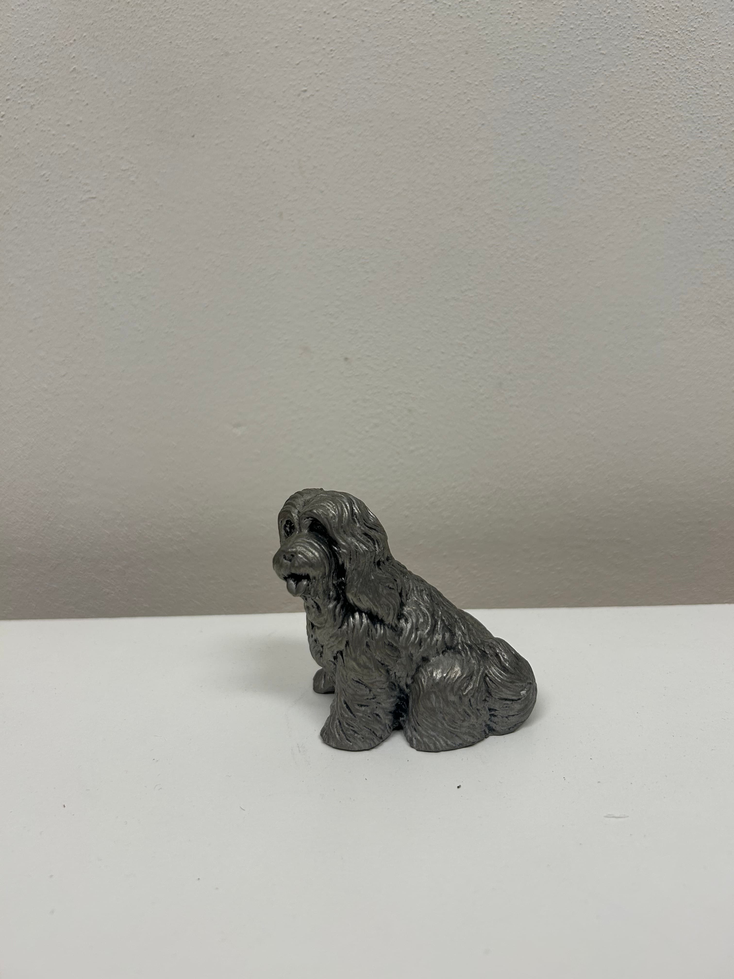 Sedící pes — těžká kovová figurka 2