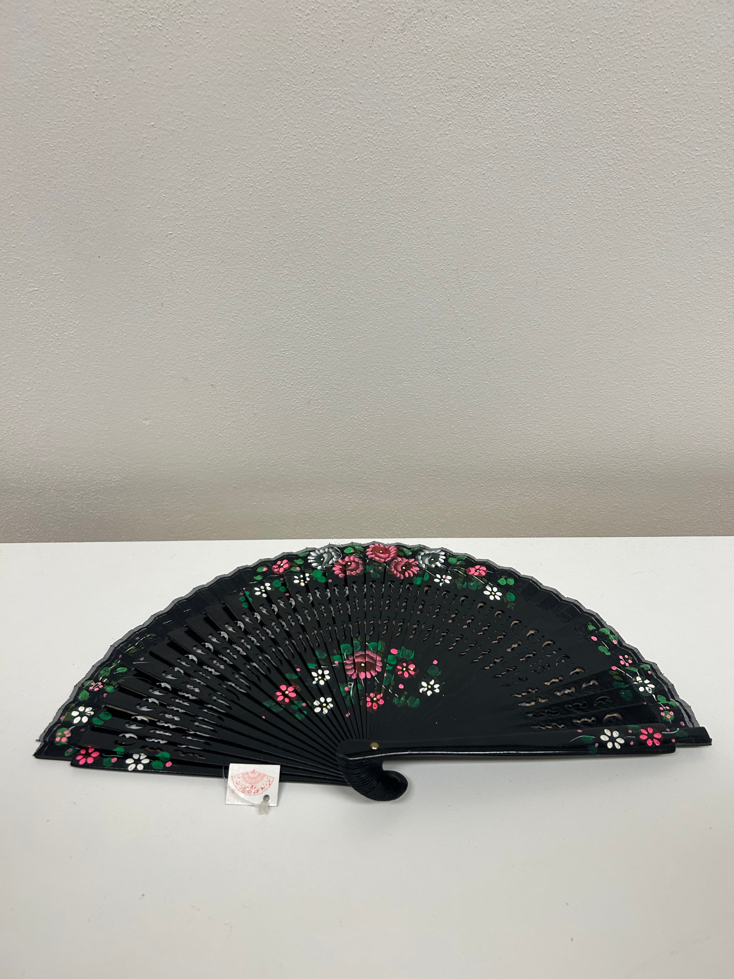 Španělský vějíř s ručně malovanými květy 2