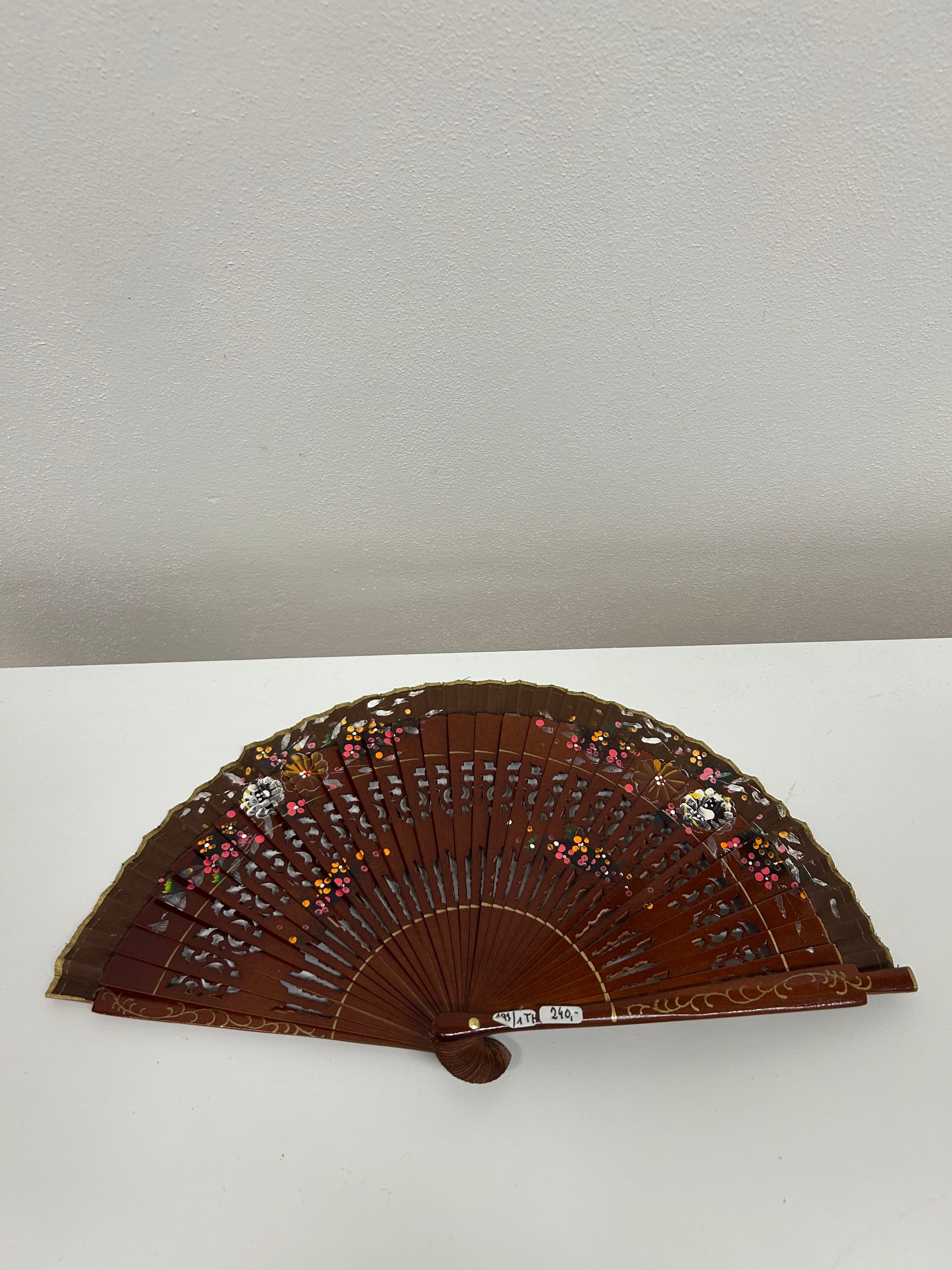 Španělský vějíř s ručně malovanými květy 3