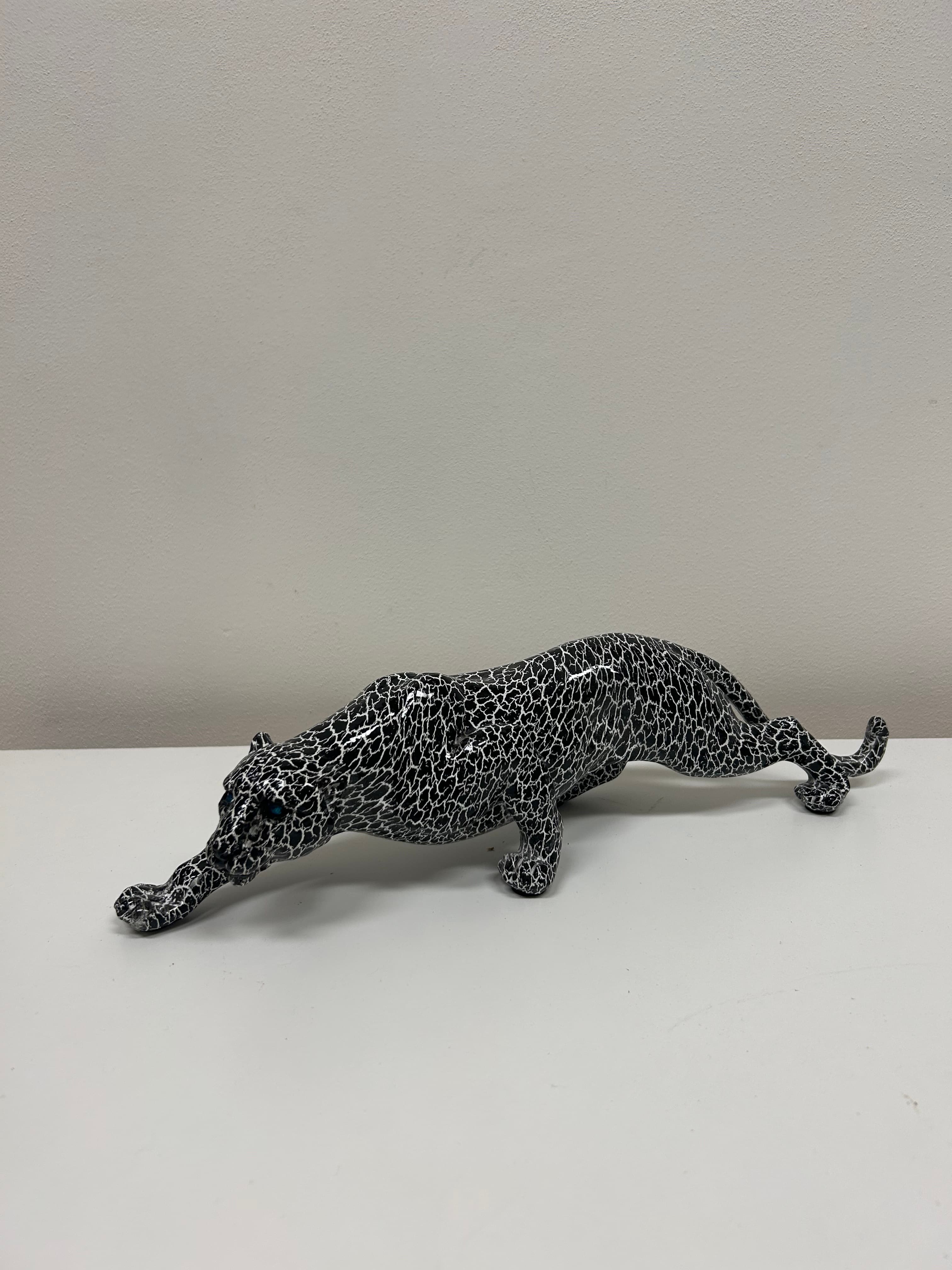 Plazící se leopard — krakelovaný lak