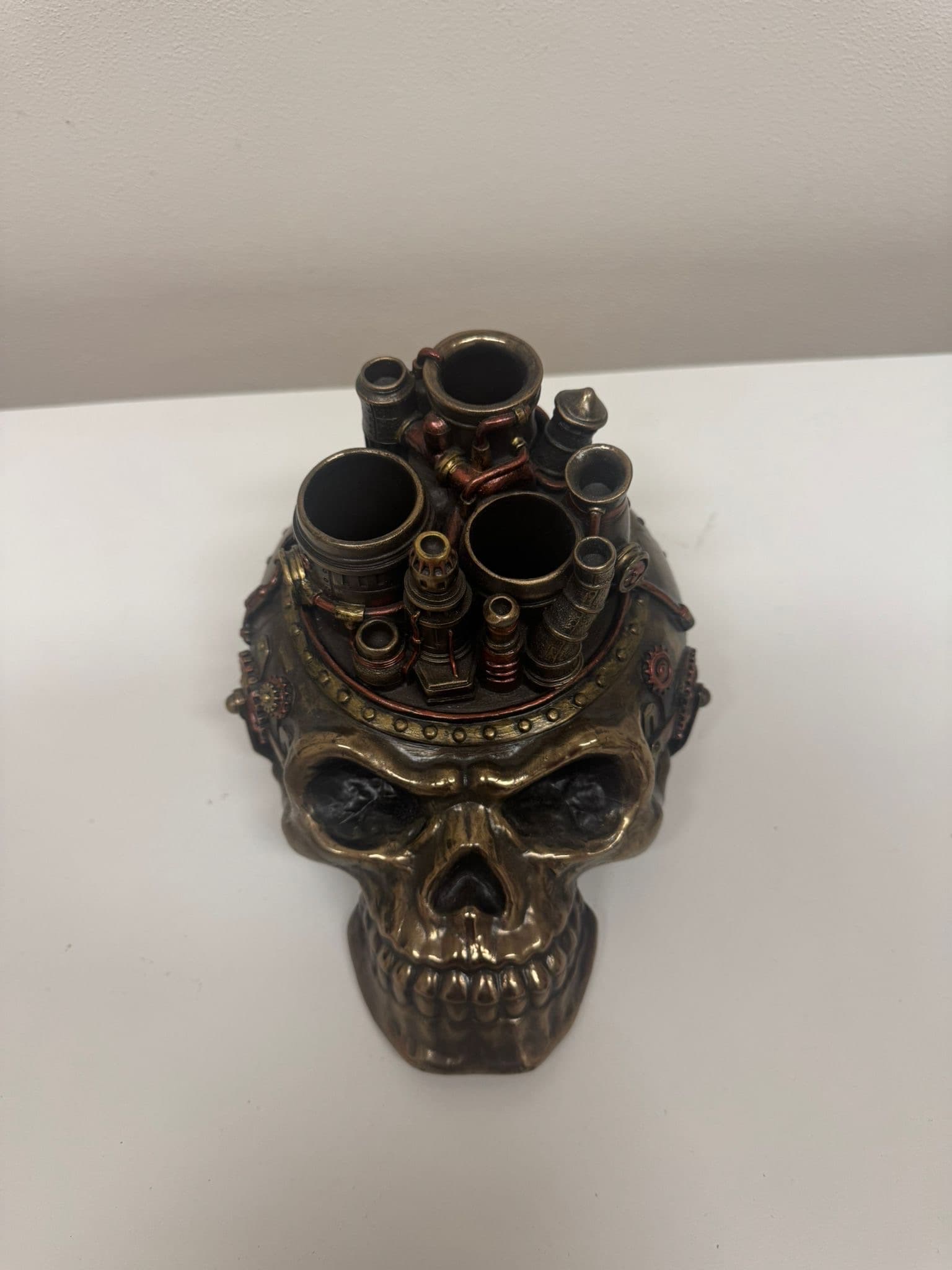 Steampunk lebka — stojan na pera