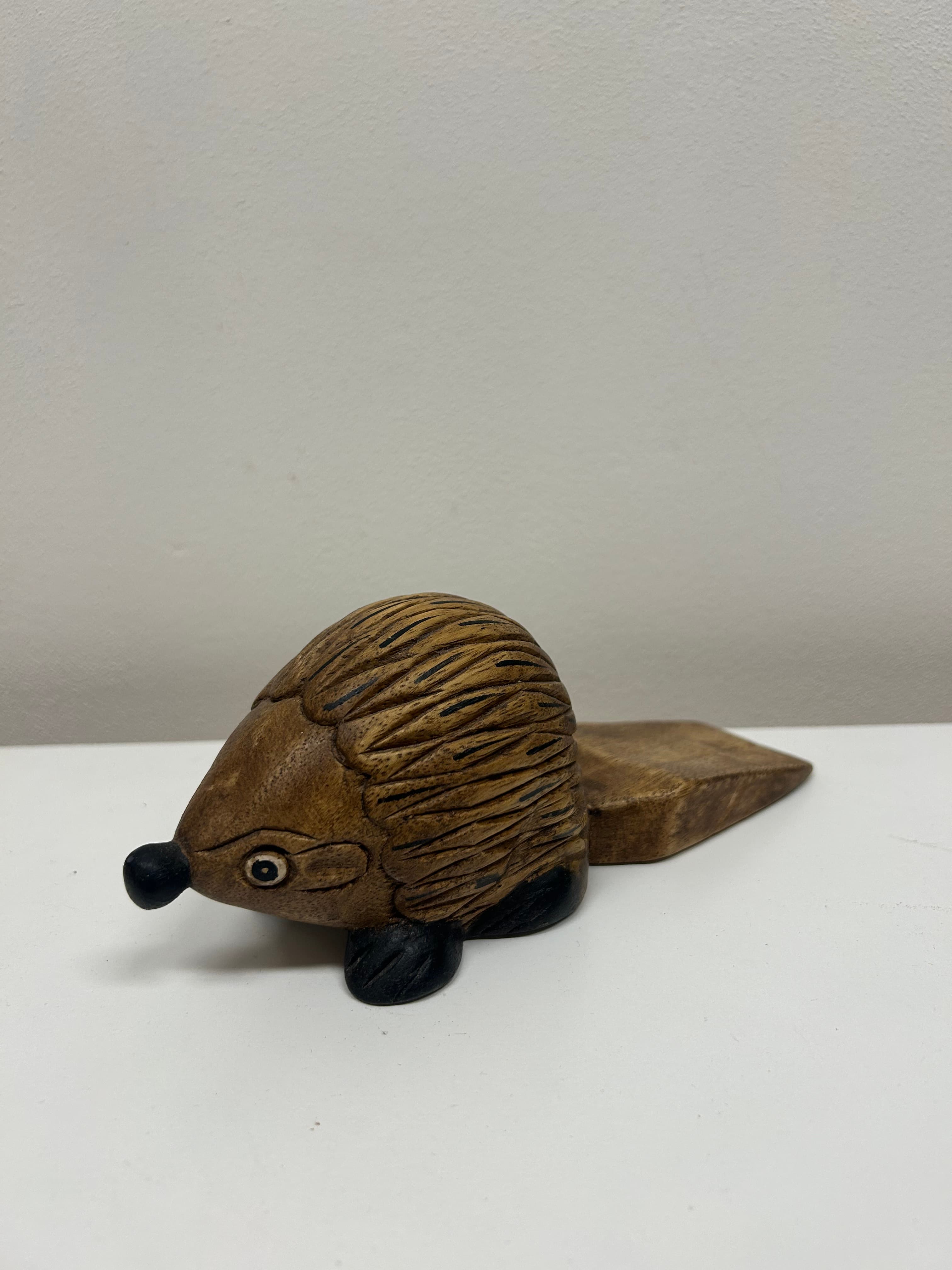 Dřevěná zarážka do dveří — ježek
