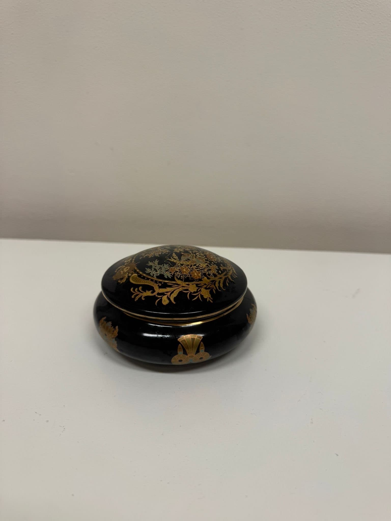 Černá porcelánová šperkovnice se zlatým dekorem