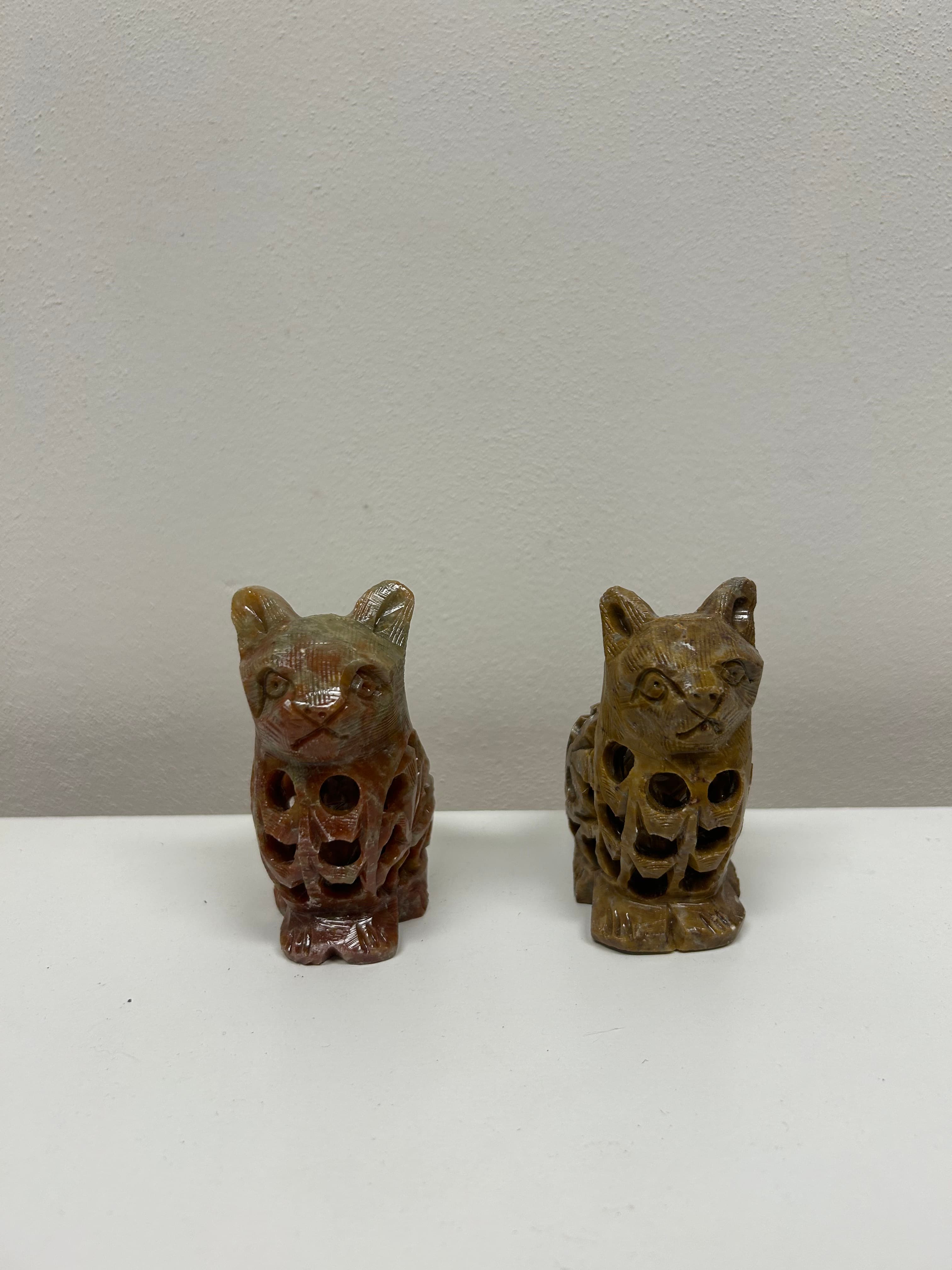 Pár kamenných koček — vyřezávaná ornamentika