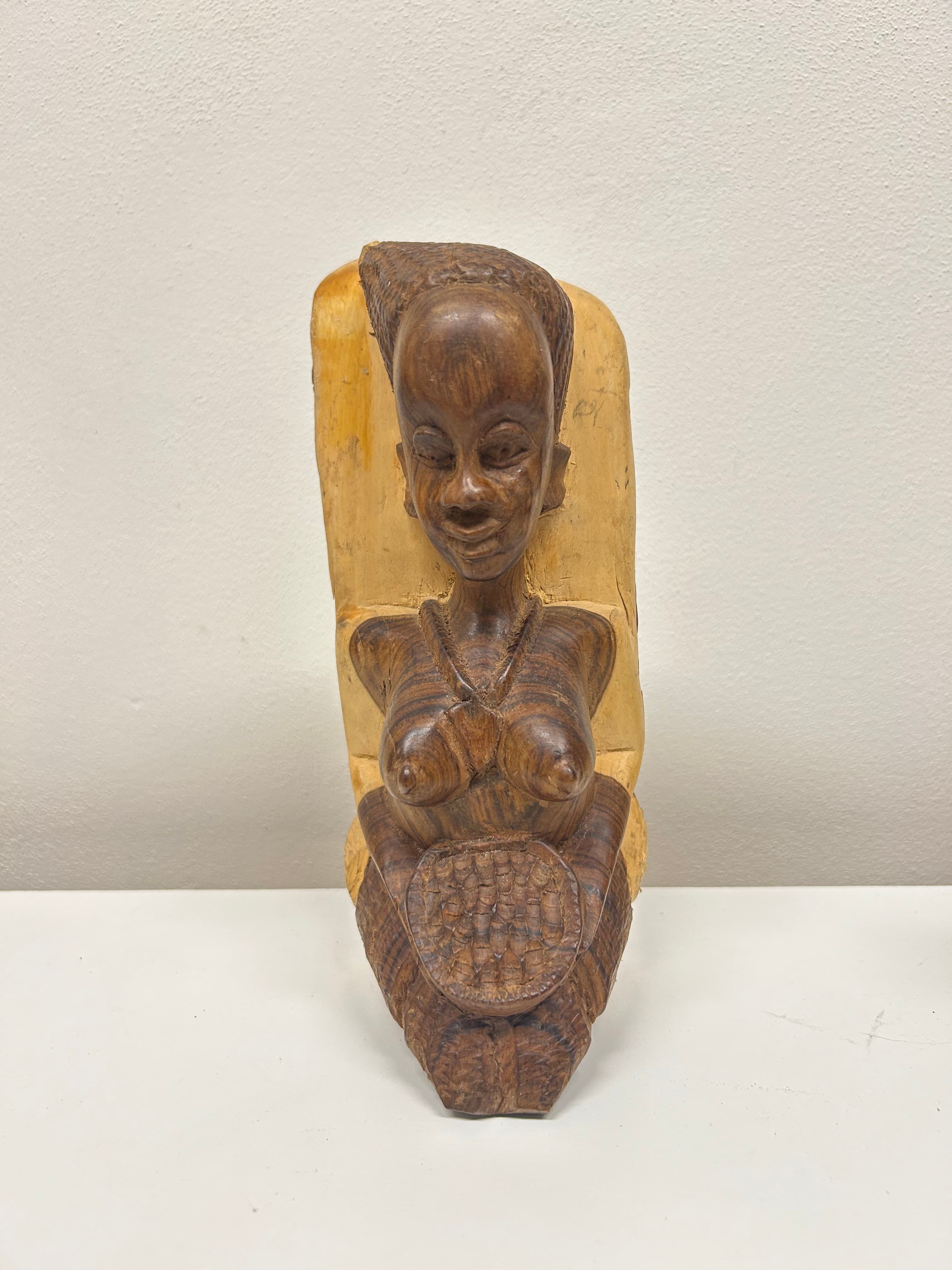 Africká dřevěná socha ženy