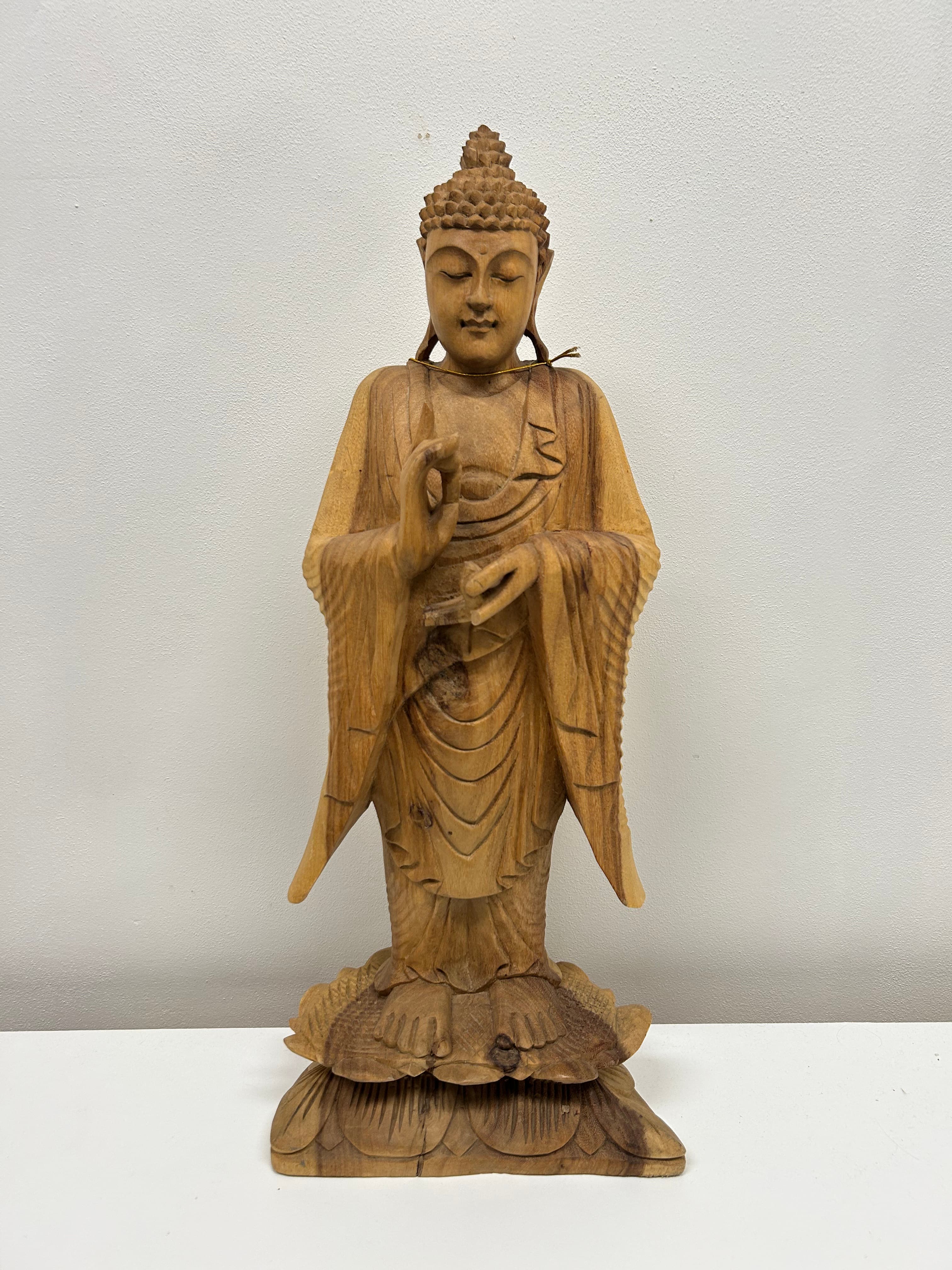Stojící Buddha na lotosu — ručně řezaná dřevěná socha