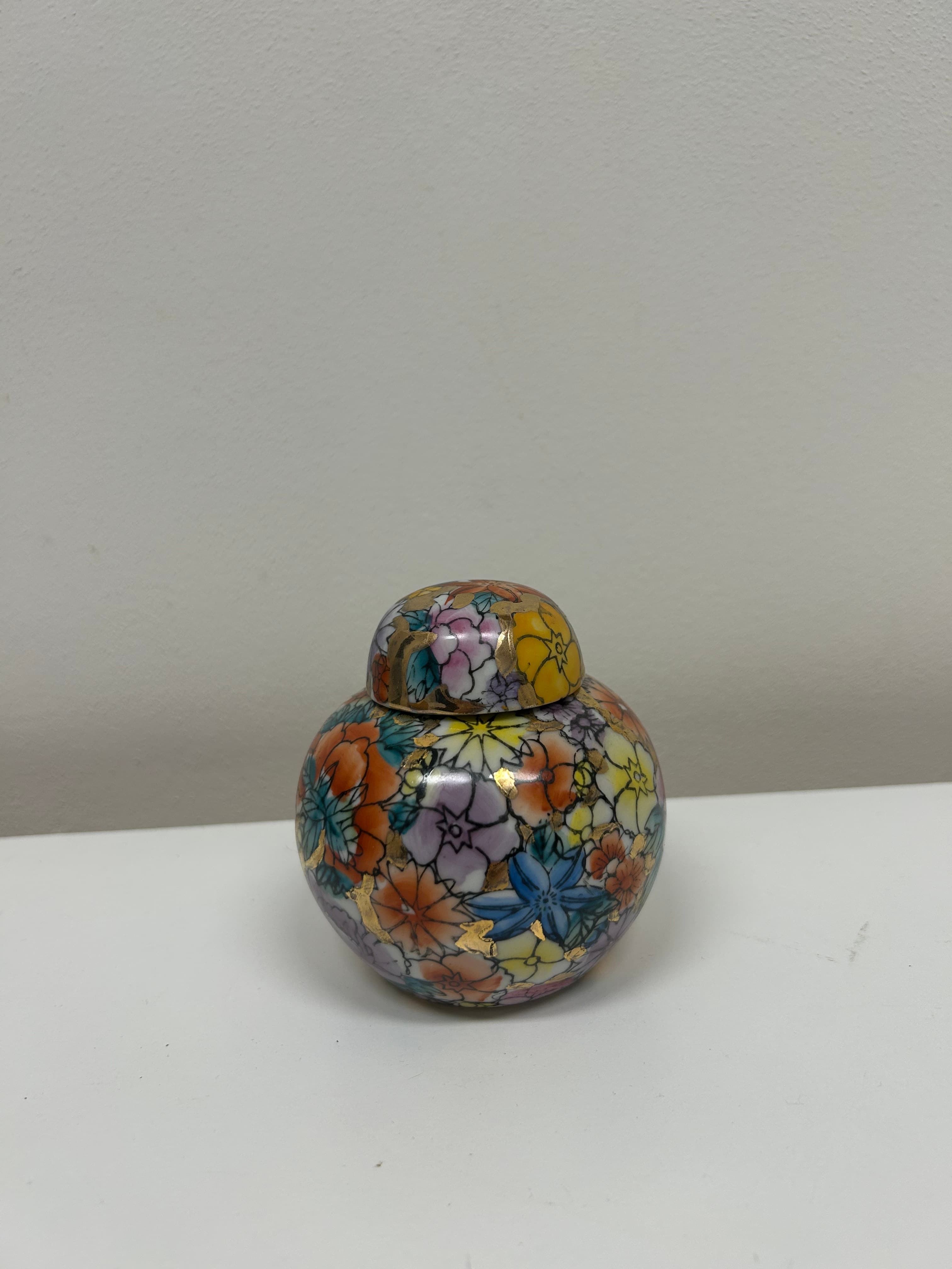 Čínská porcelánová zázvorová dóza — mille fleurs