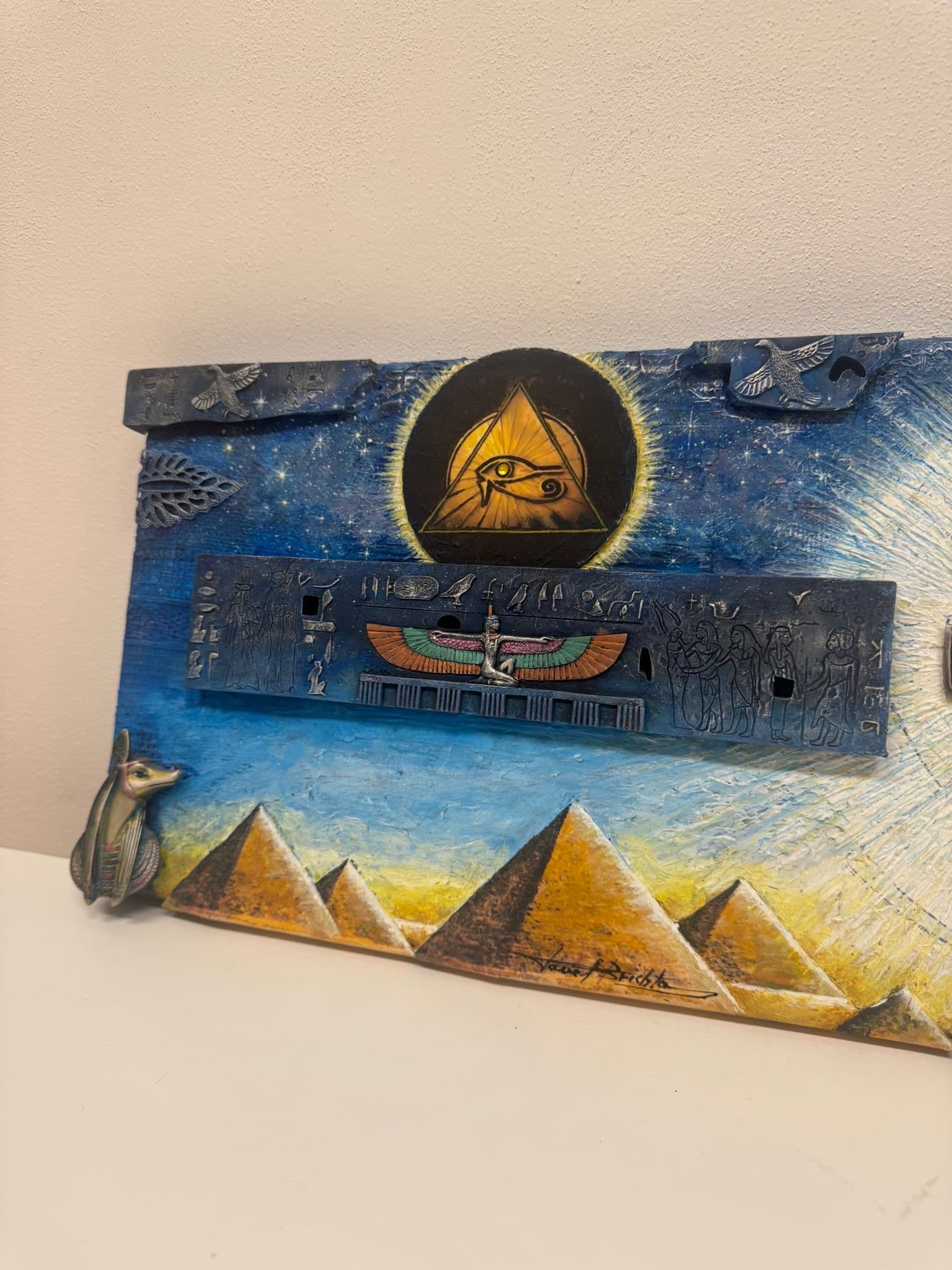 Egyptská nástěnná dekorace — pyramidy a Horovo oko