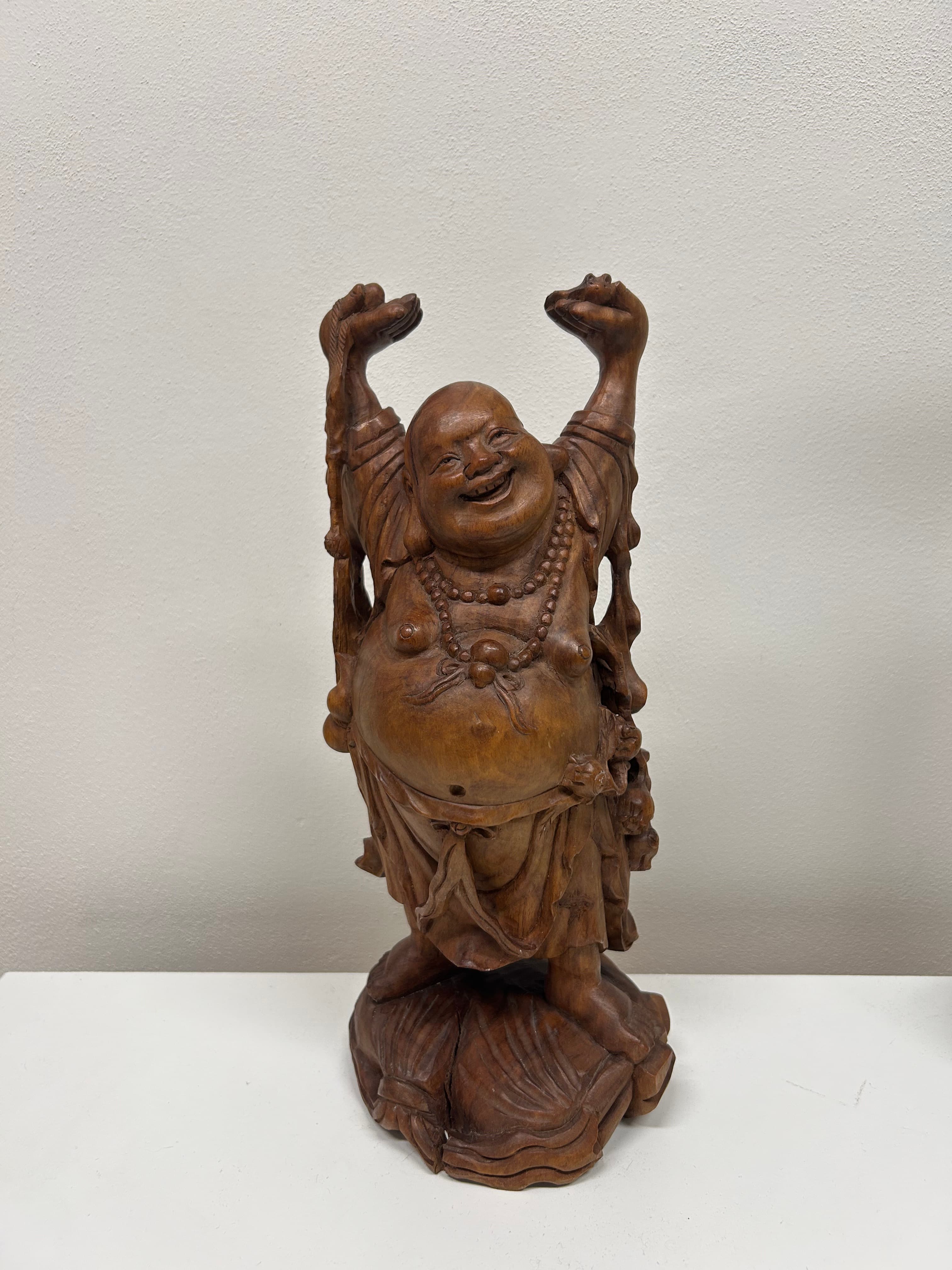 Smějící se Buddha — velká socha