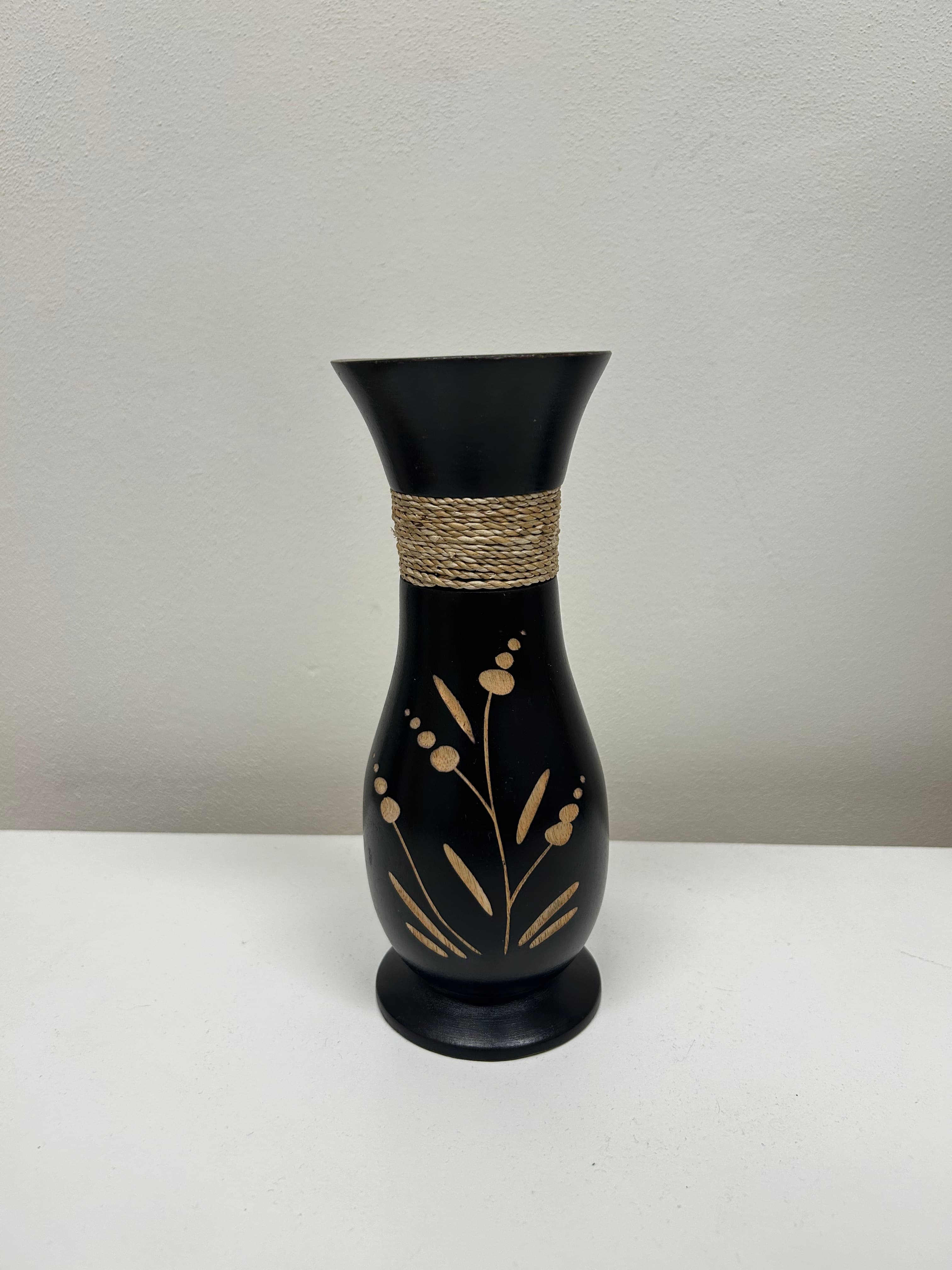 Černá dřevěná váza s jutovým opletem