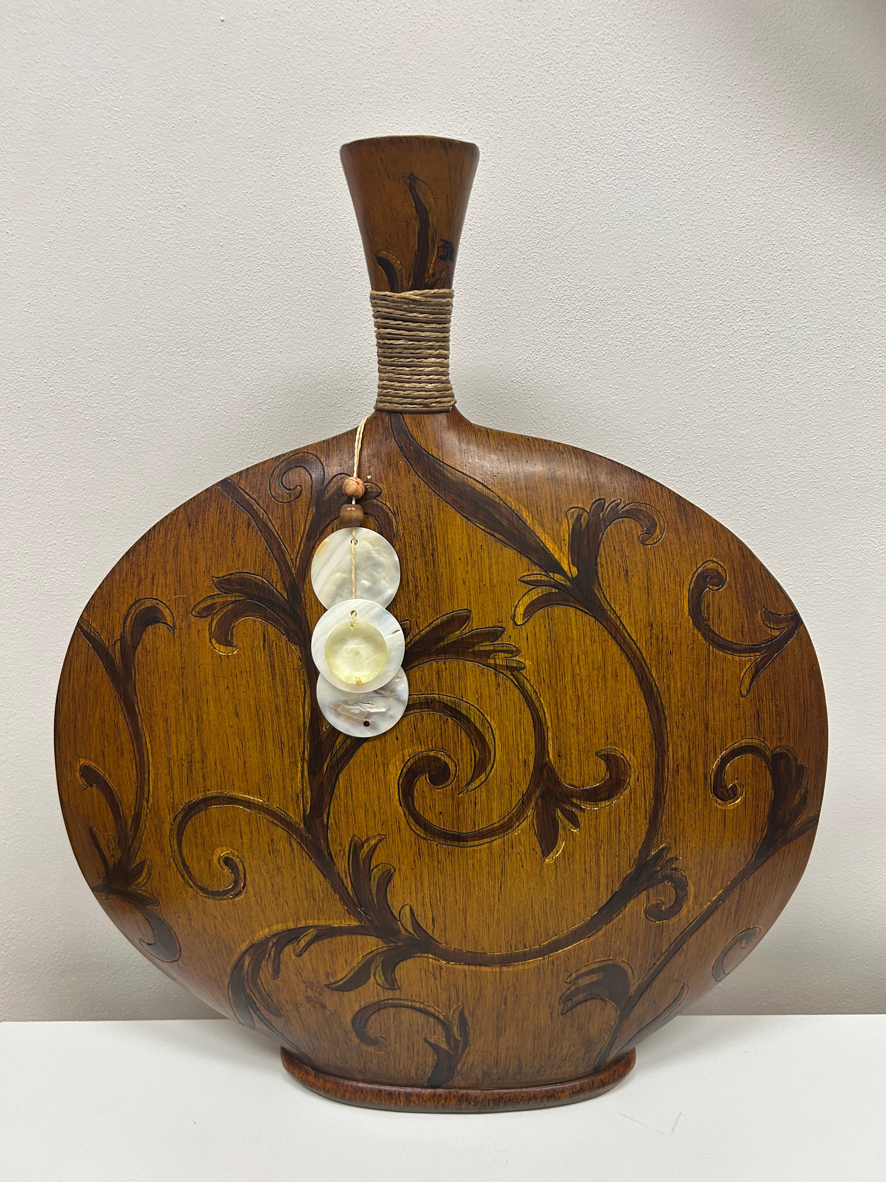 Dřevěná váza s vyřezávaným akantovým dekorem