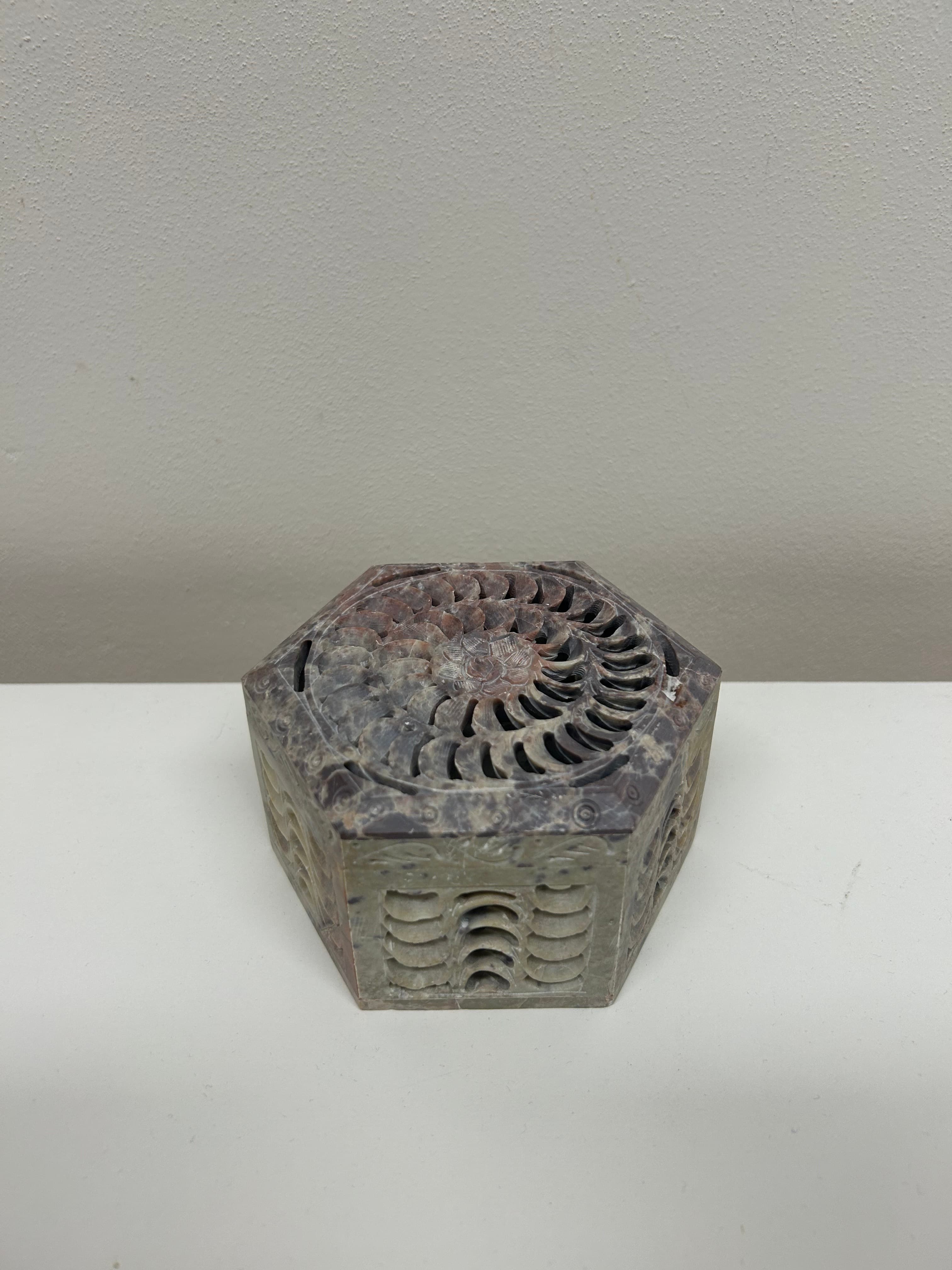 Šestihranná škatulka — vyřezávaný kámen