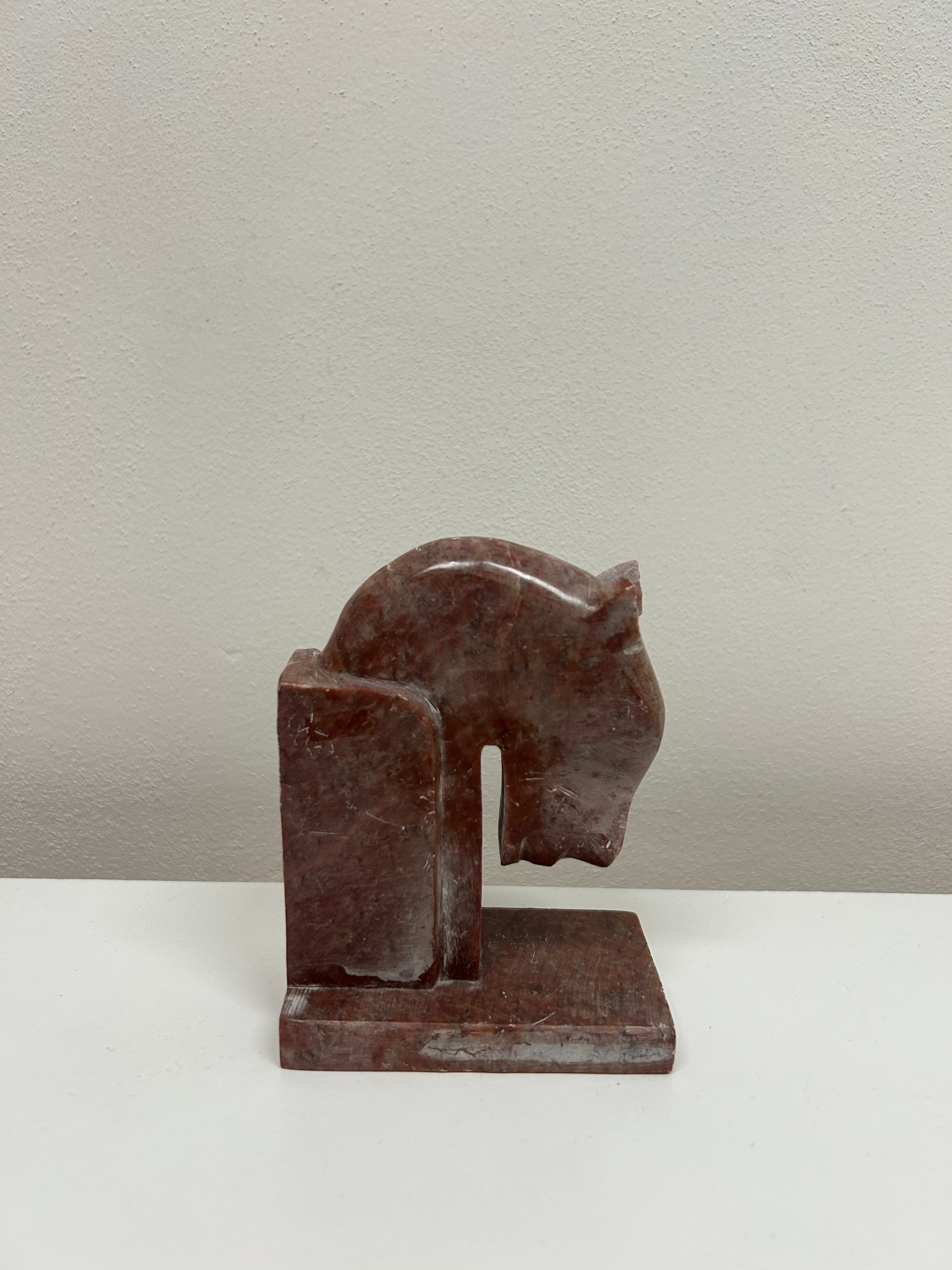 Zarážka na knihy — koňská hlava, kámen