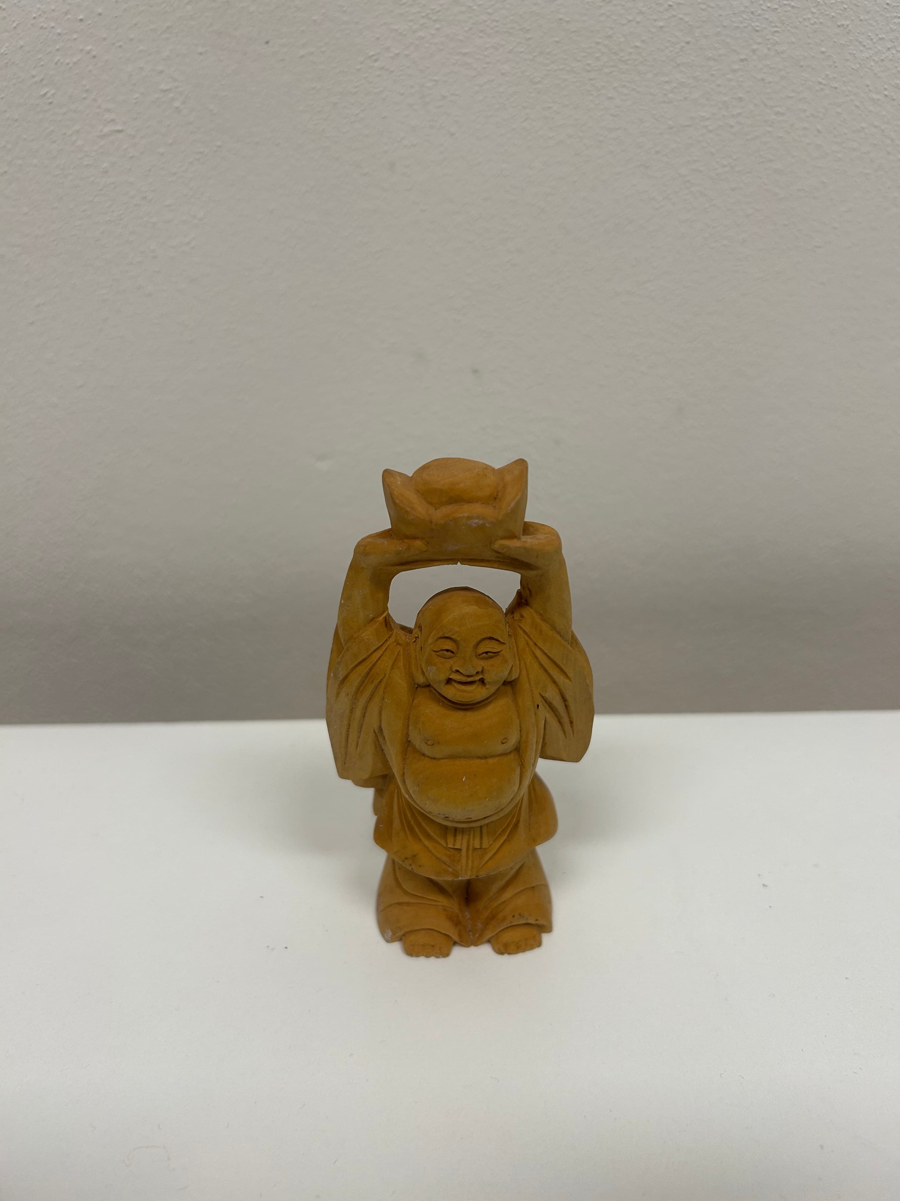 Smějící se Buddha s ingoty — ručně řezané dřevo