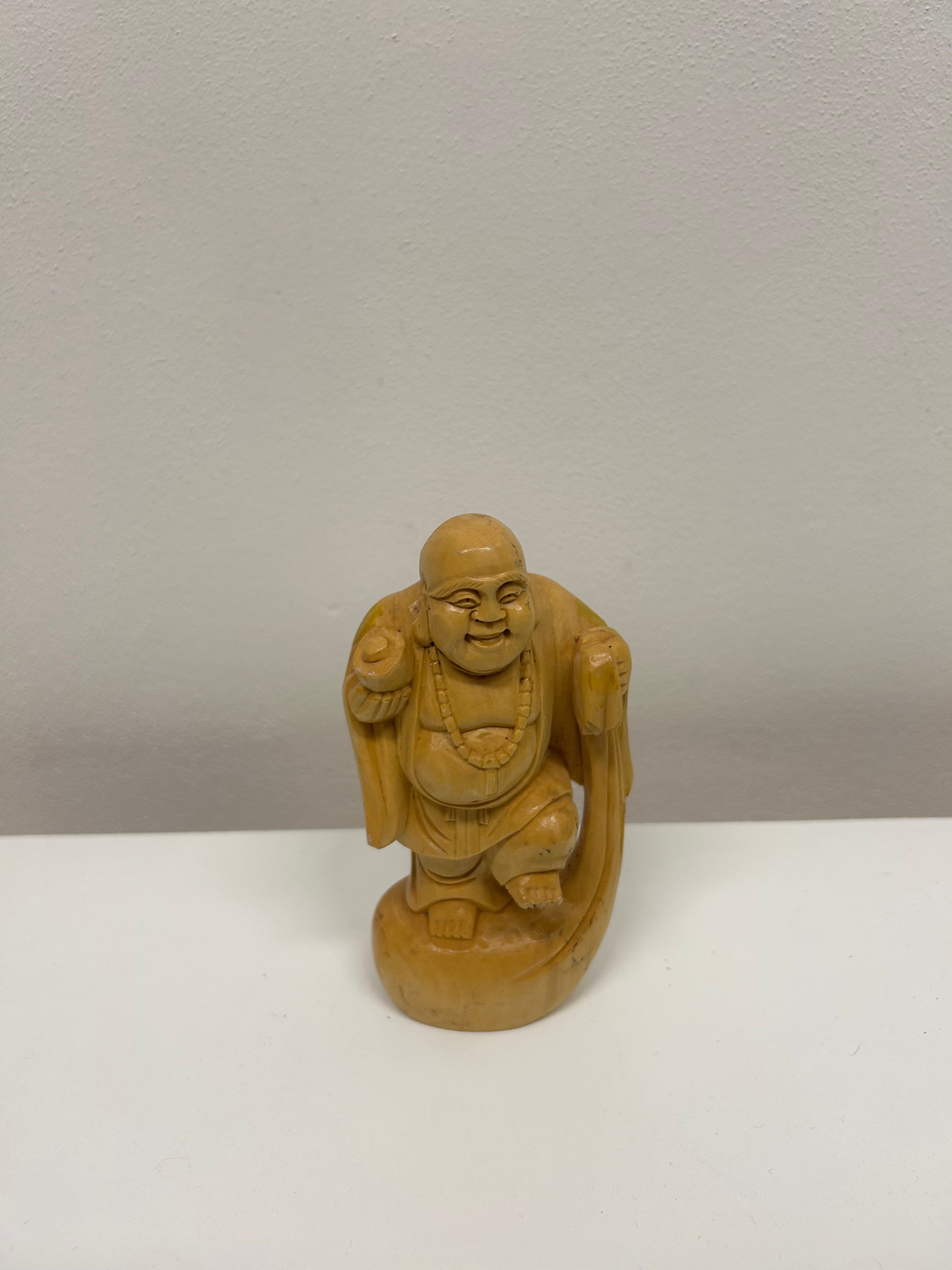 Smějící se Buddha s růžencem — ručně řezané dřevo