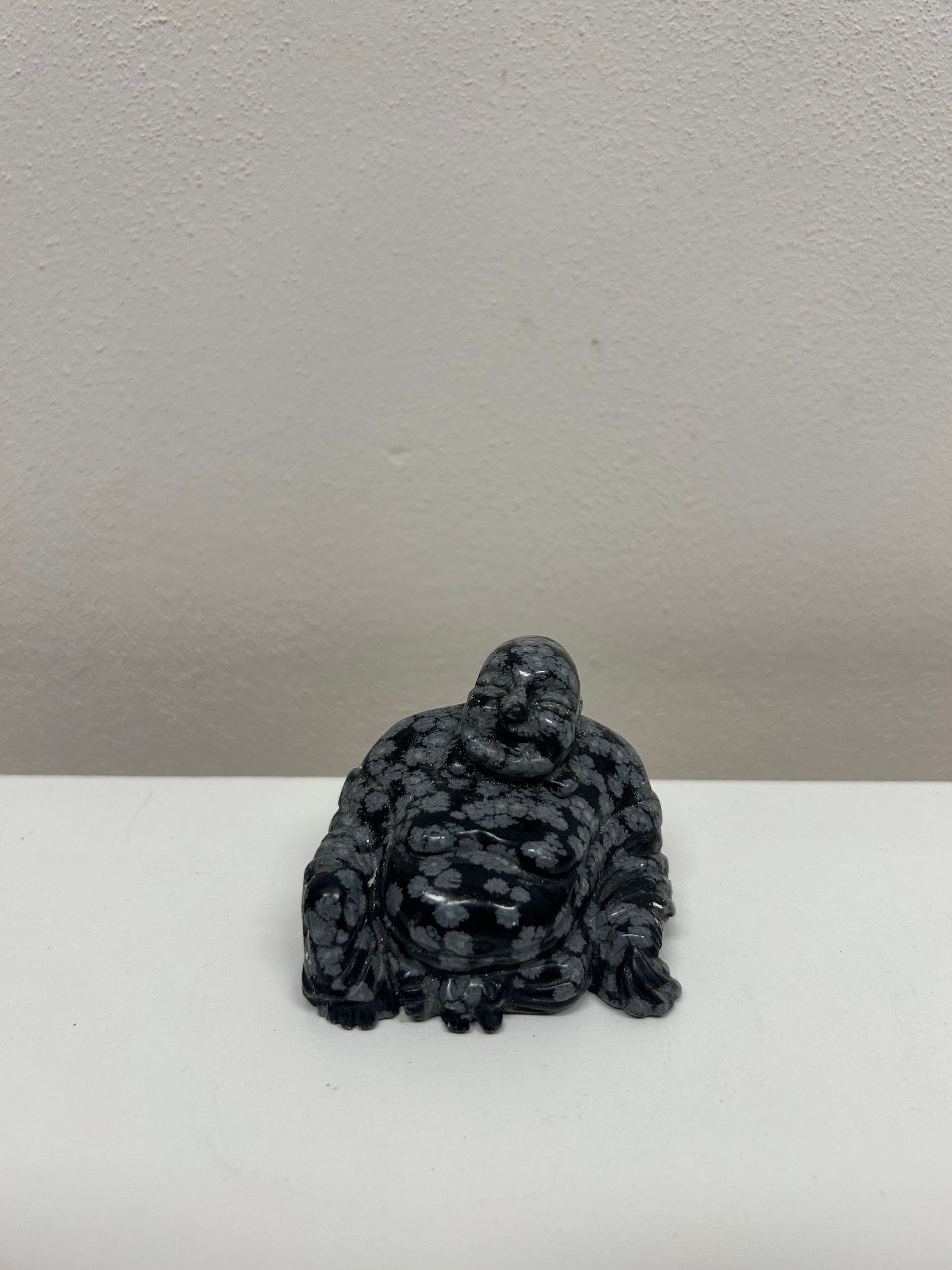 Sedící Buddha — sněžný obsidián