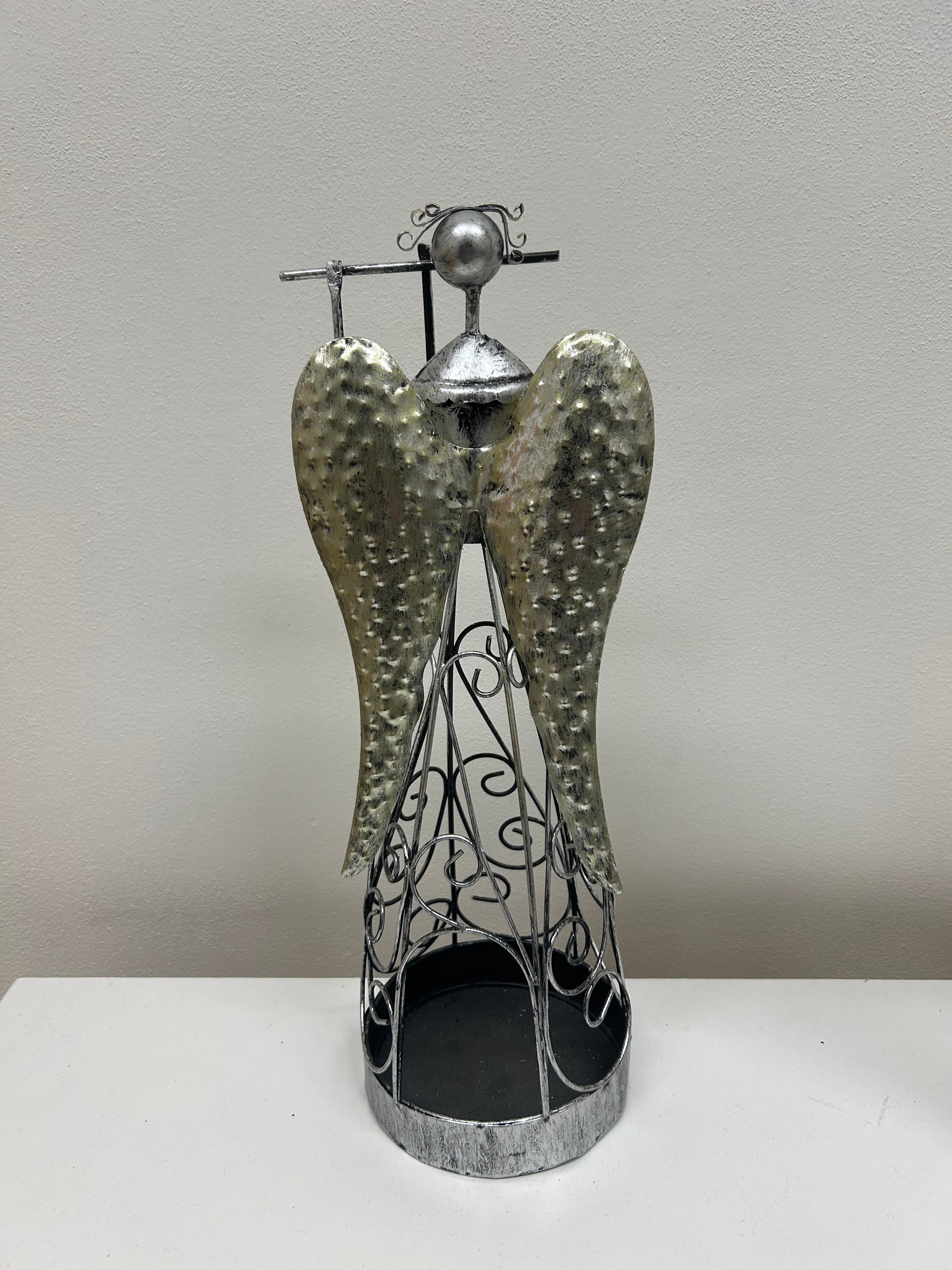 Kovový andílek — svícen na čajovou svíčku