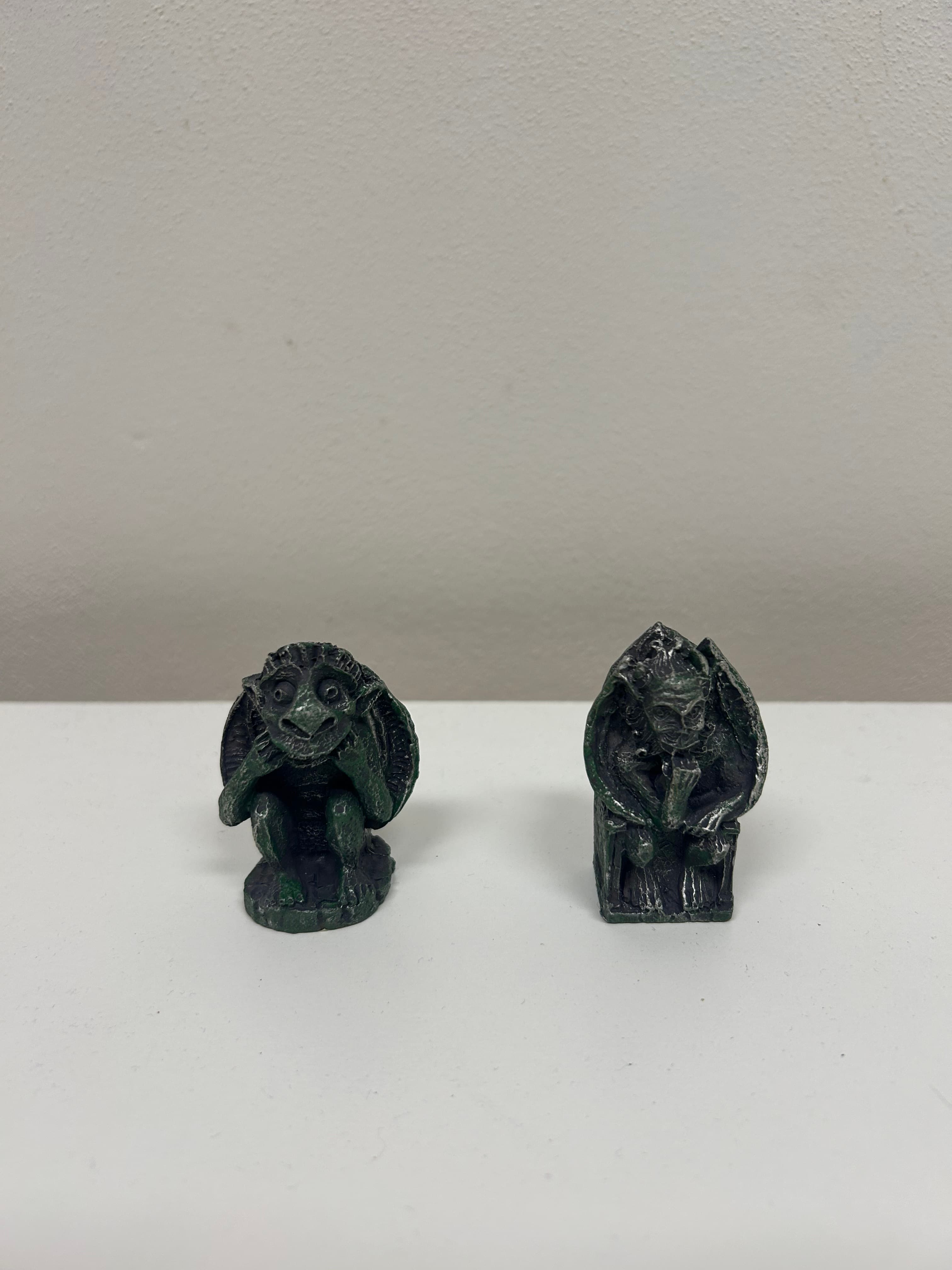 Dvojice gargoylů — tmavě zelená patina