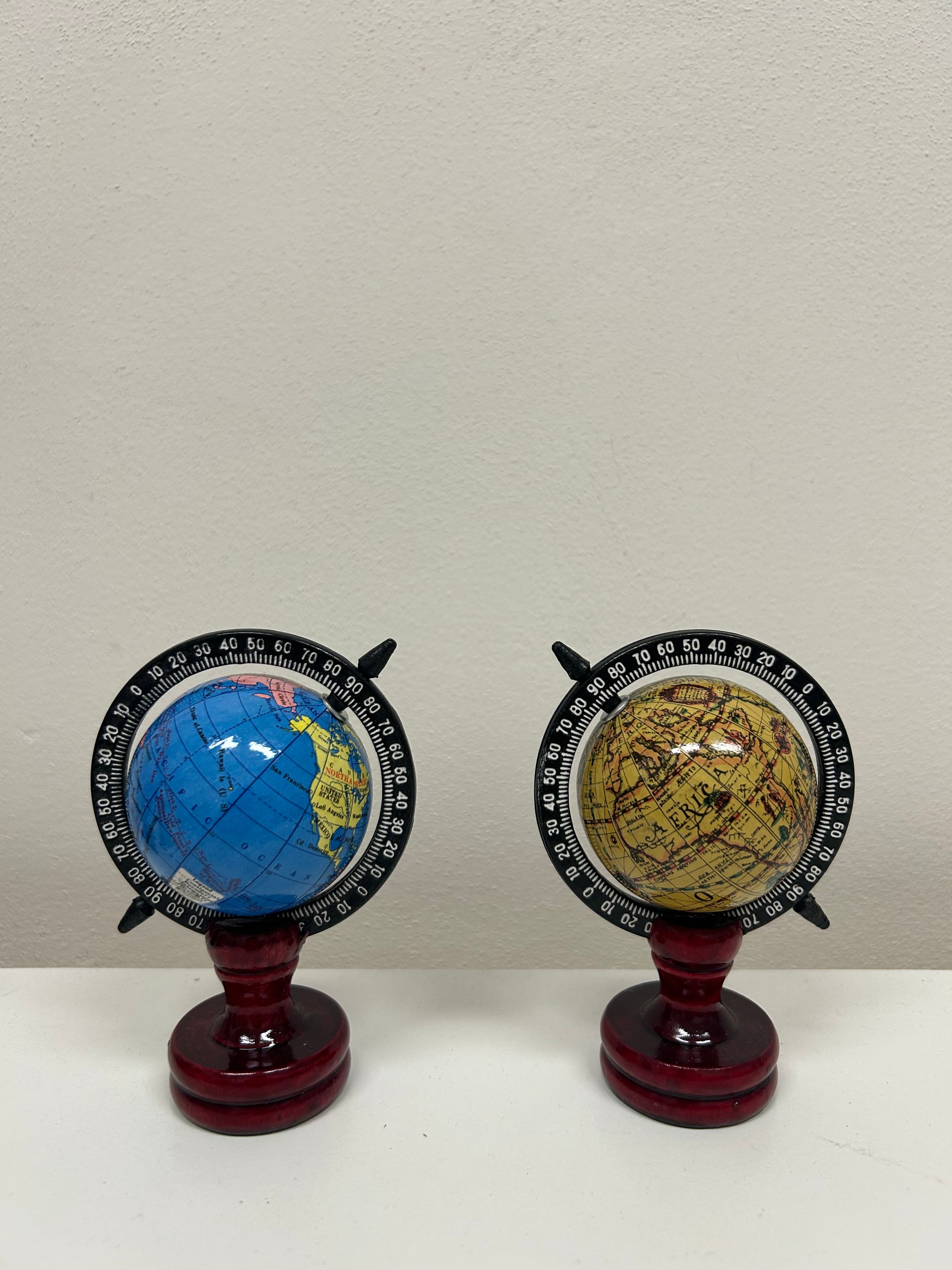 Miniaturní dekorativní globus na dřevěném podstavci