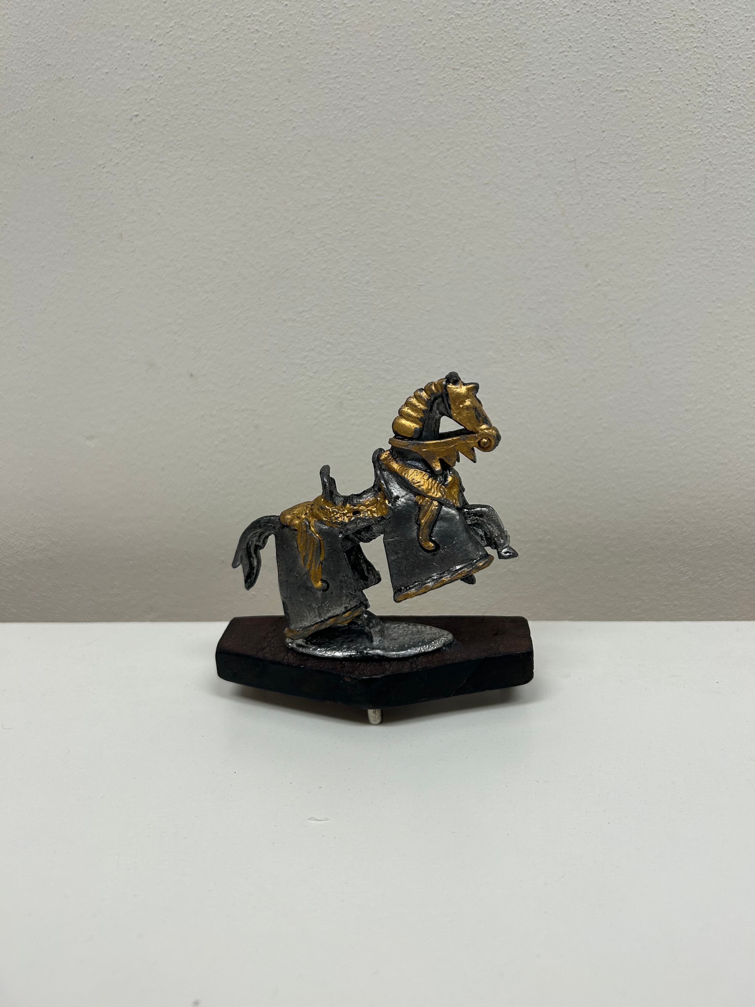 Středověký válečný kůň — kov, zlato-stříbrná patina