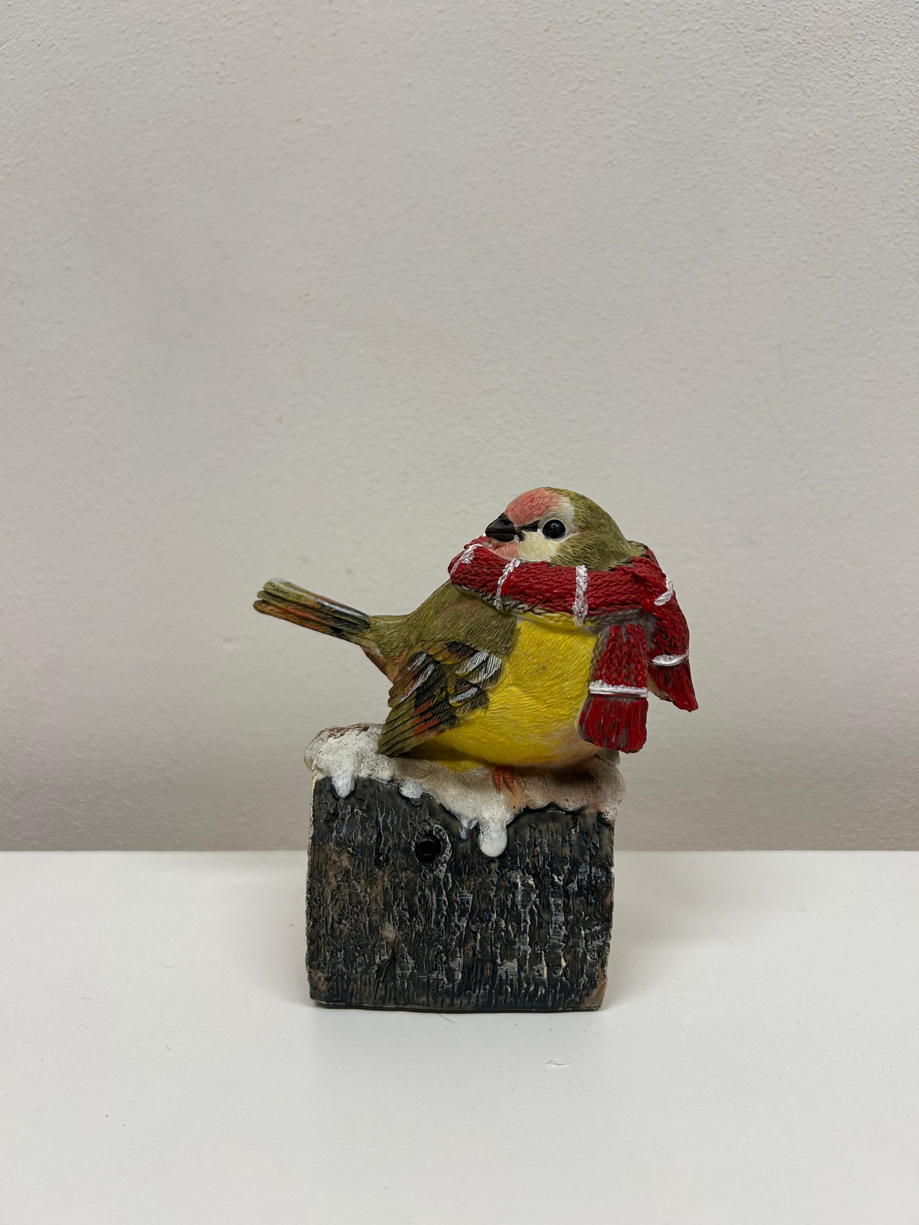 Zpívající ptáček na špalku — zimní dekorace