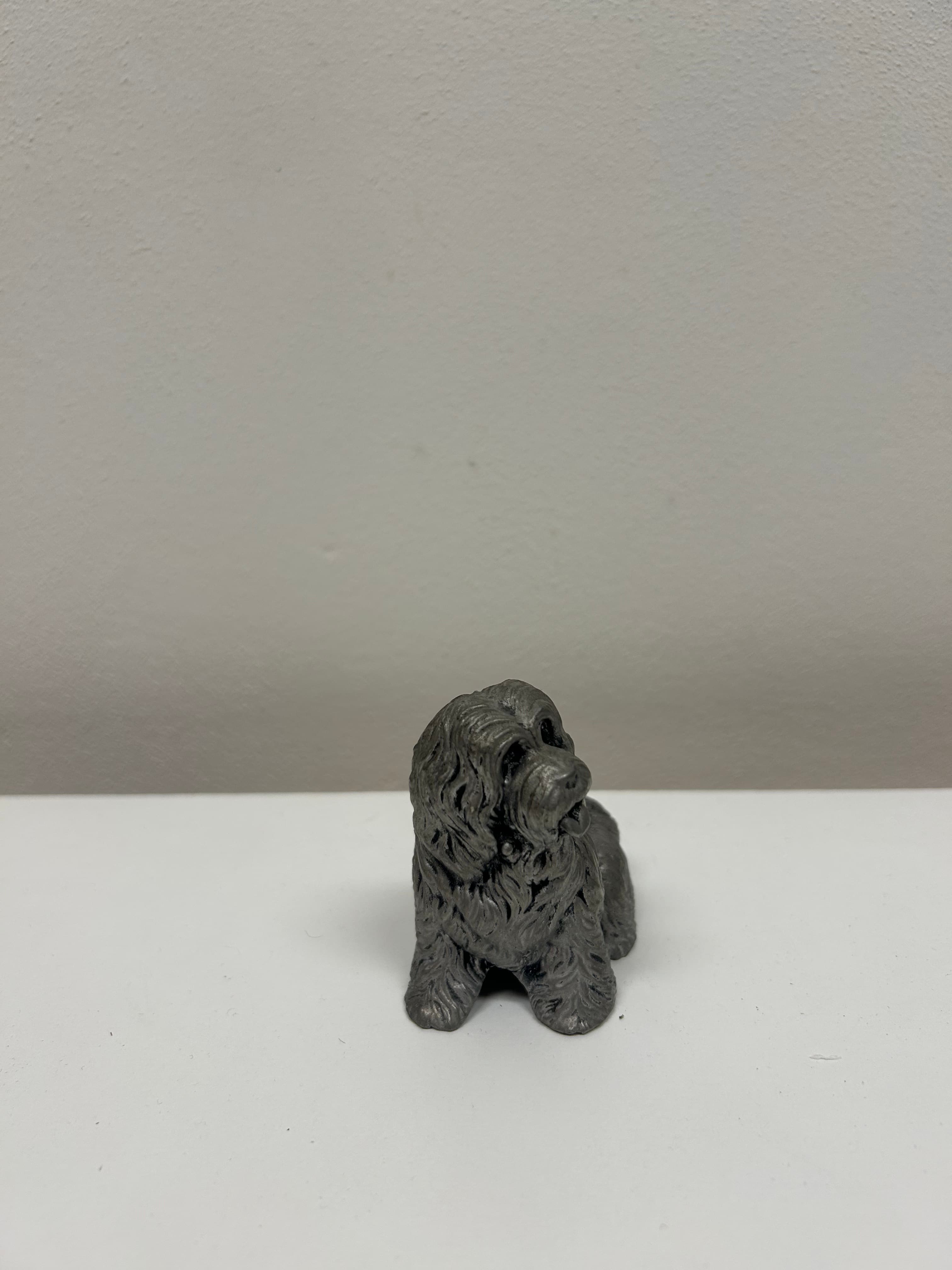 Sedící pes — těžká kovová figurka